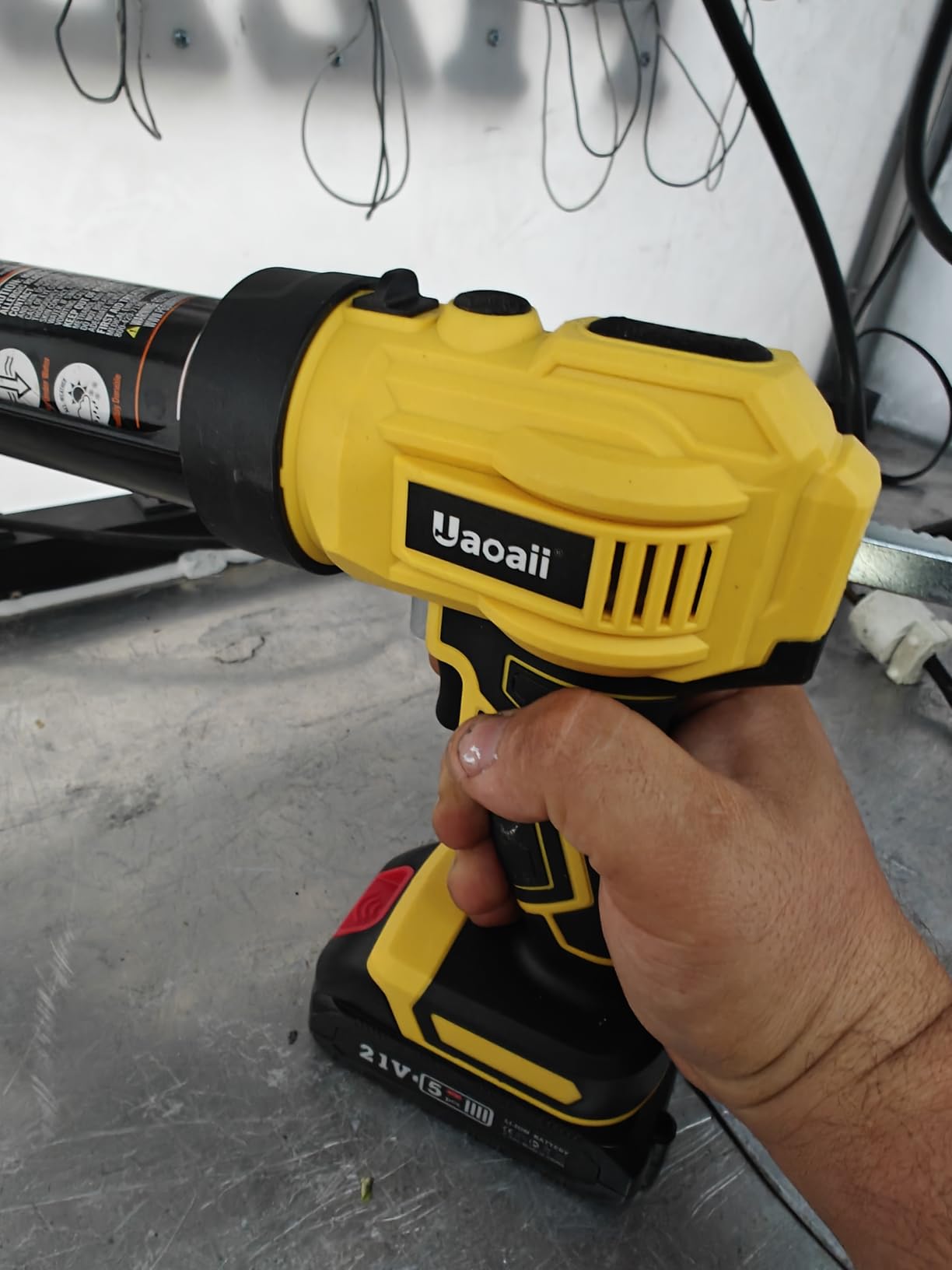 Electric Caulking Gun, Cordless Caulking Gun with 2x 2000mAh Batteries, 9Pcs Silicone Caulking Tools, 4 Adjustable Speeds, LED Light, 10OZ Battery Silicone Gun for Filling, Sealing (Yellow) customer photo 2
