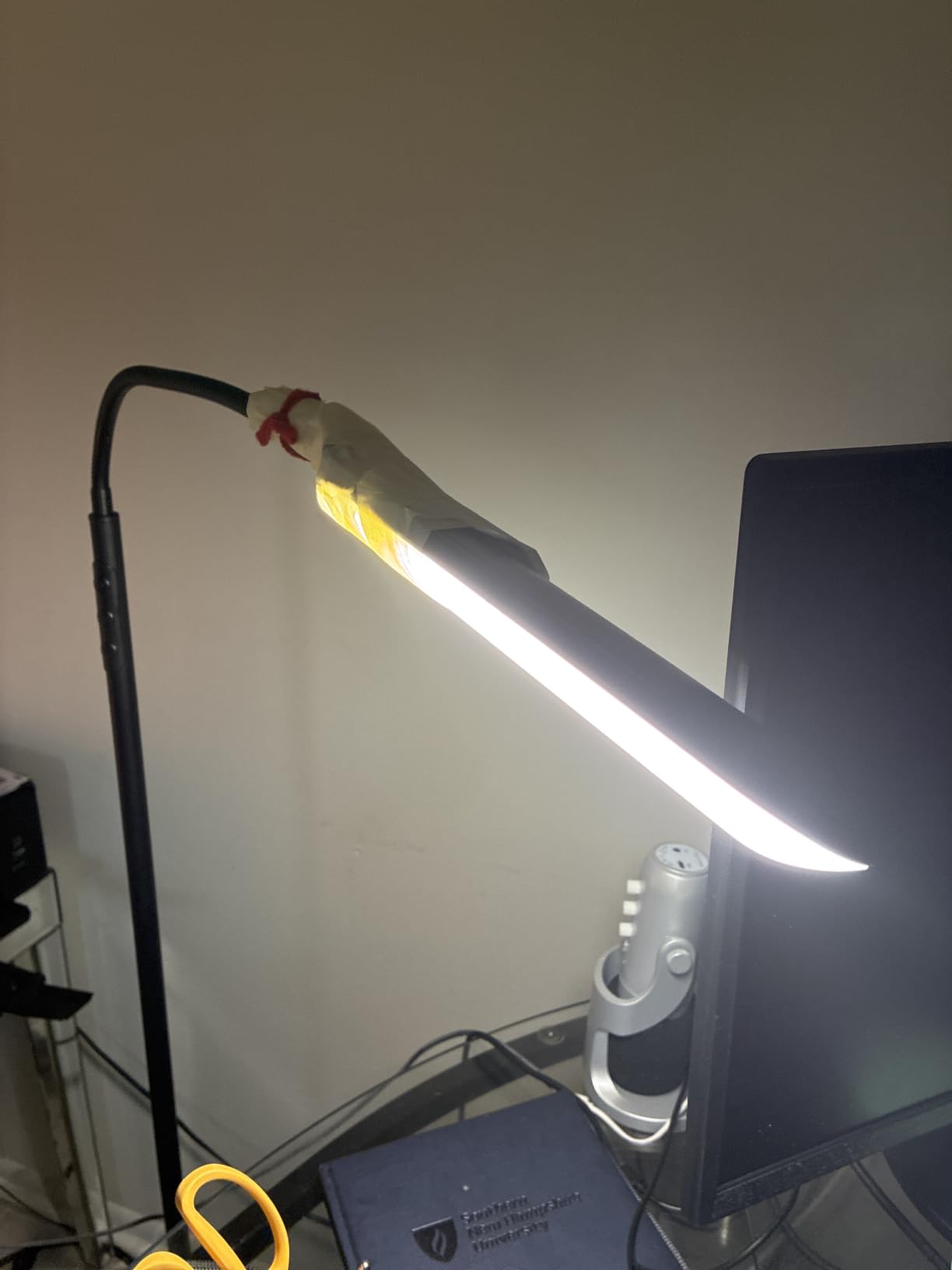 Aisutha LED Floor Lamp, 18W Super Bright Floor Lamp for Living Room, Adjustable Stepless Colors & Brightness Standing Lamp, Eye Caring Reading Light with Remote customer photo 1