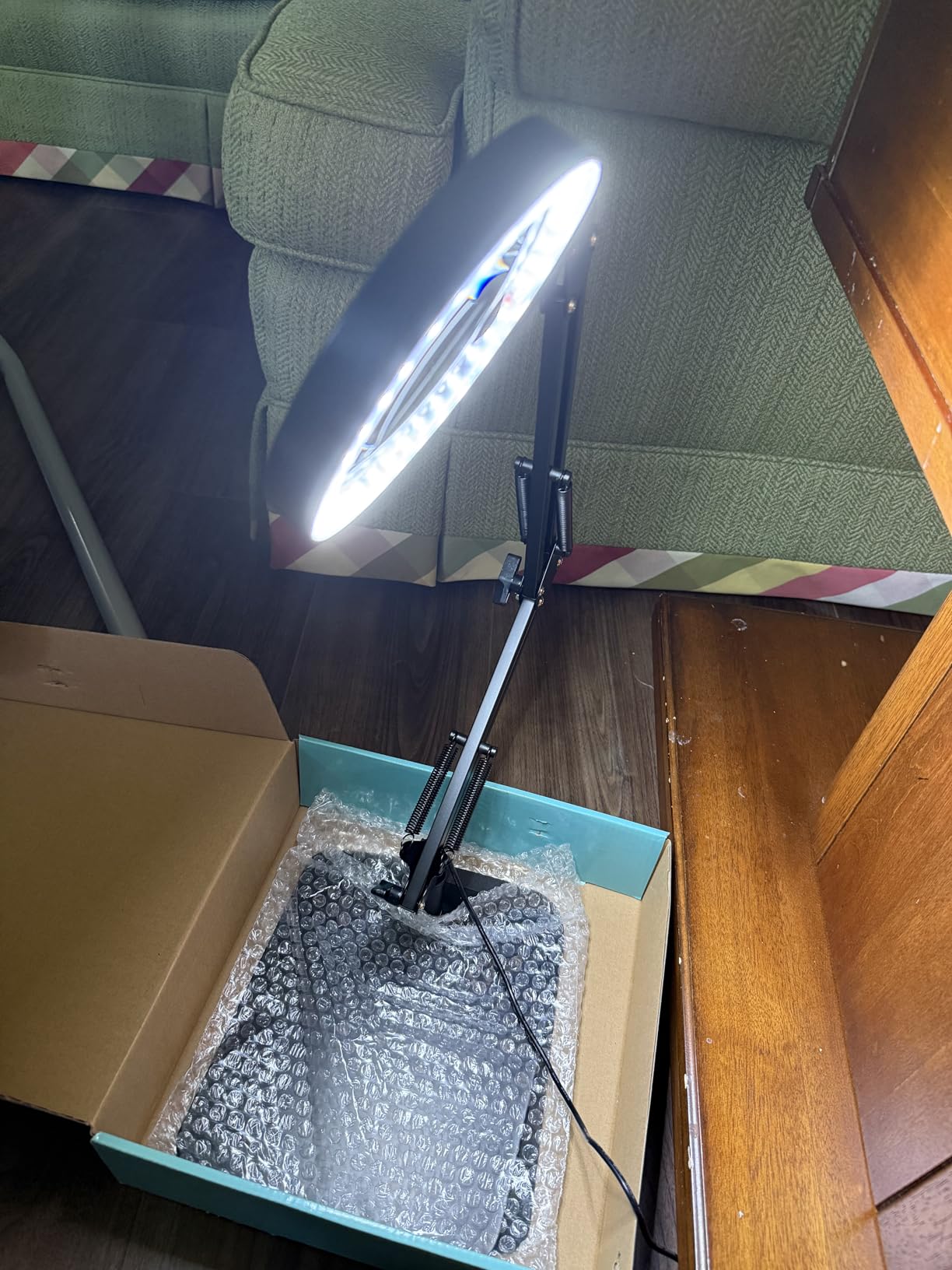10X 30X Large Magnifying Glass with Light and Stand, 5-inch Lighted Magnifier, 72 LED 3 Color Modes Stepless Dimmable, Hands-Free Magnifying Glass Desk Lamp for Reading Craft Hobby Close Work Black customer photo 2