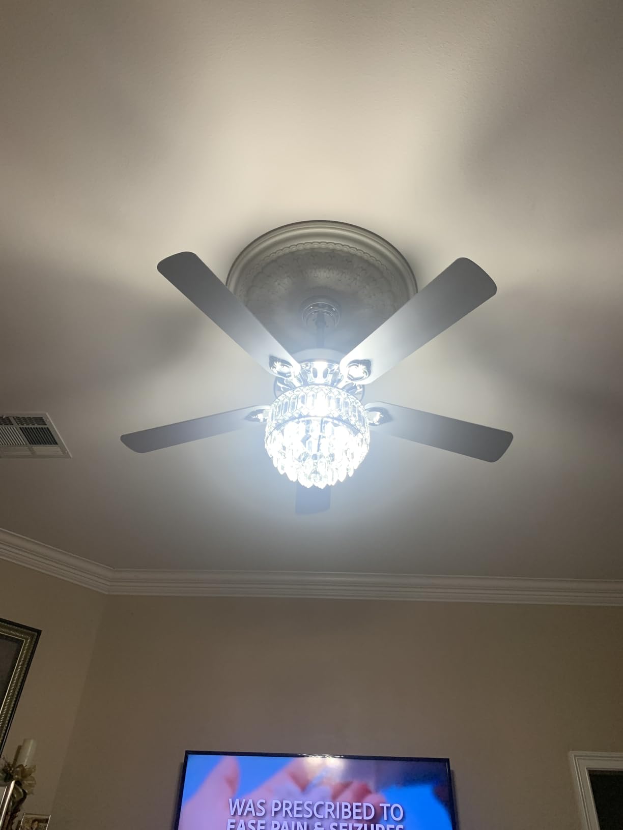 evelor A19 LED Light Bulbs, 60 Watt Equivalent Daylight 5000K with E26 Base, Efficient 9W, 800 Lumens Non-Dimmable LED Bulbs, 15000 Hours, Ideal for Bedroom Living Room, 4-Packs customer photo 2