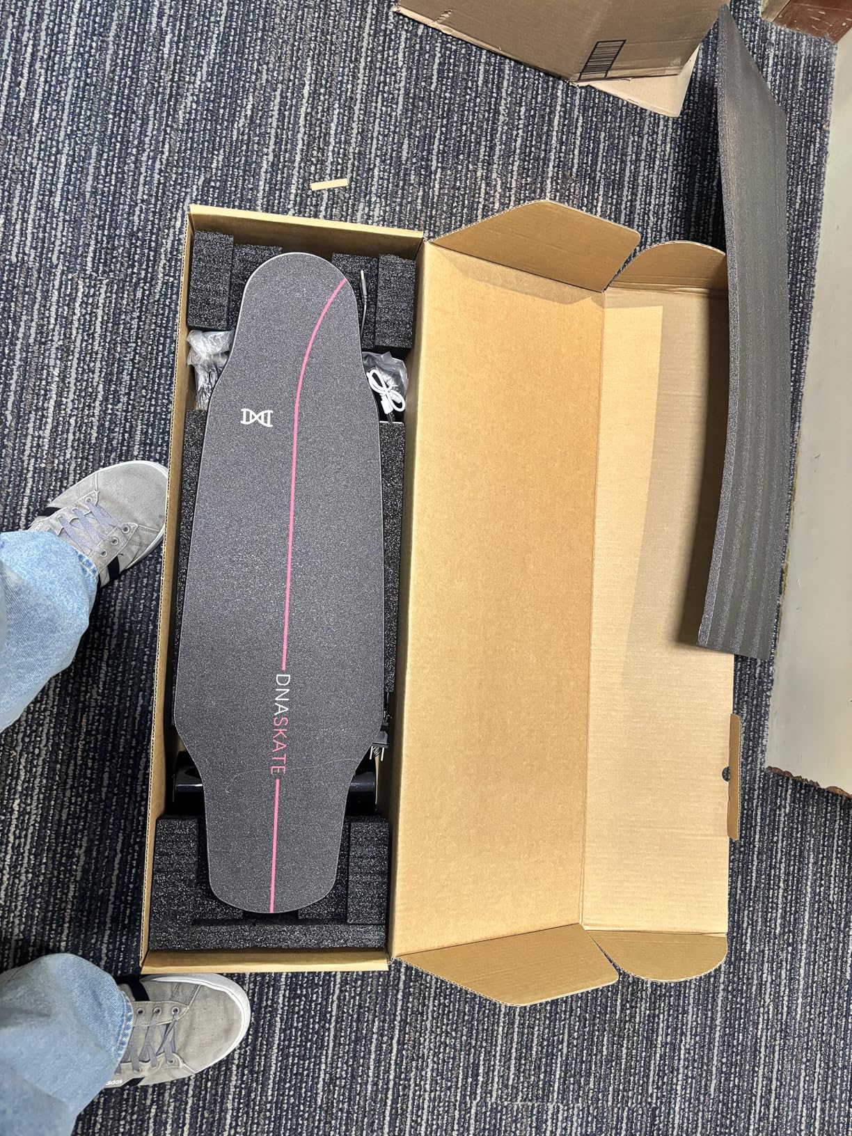 M8 Electric Skateboard with Remote, 15Mph Top Speed,9Miles Range,400 Hub-Motor, Skateboard for Adults &Teens customer photo 1