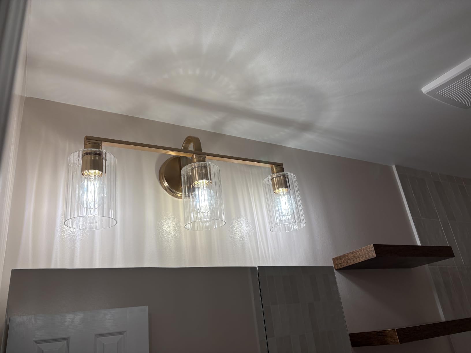 Kichler Gioe 5 inch 1-Light Wall Sconce Bathroom Vanity Light with Clear Fluted Glass in Champagne Bronze, Damp Rated for Powder Room, Kitchen, Hallway, Bedroom customer photo 1