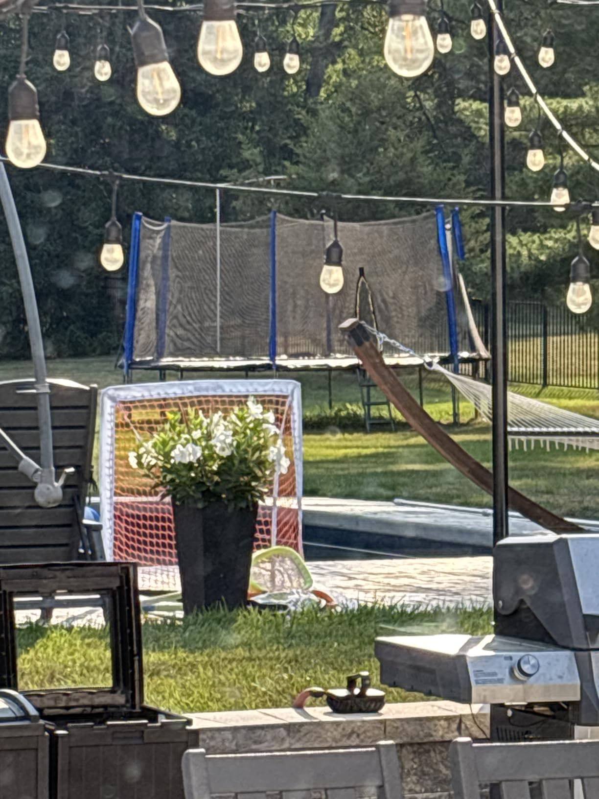 Zupapa 1800LBS Capacity No-Gap Design 16 15 14 12FT Trampoline with Safety Enclosure Net and Non-Slip Ladder 10-Year Quality Assurance Perfect for Kids Family Outdoor Backyard Fun customer photo 2