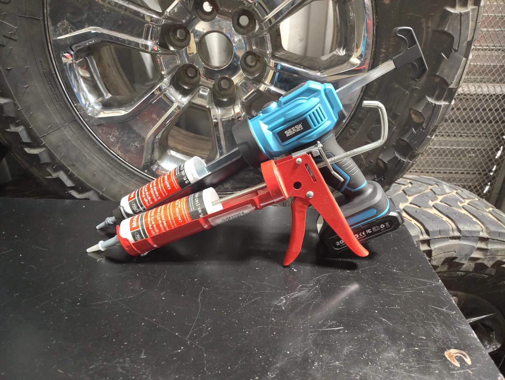SEESII Cordless Caulking Gun, 21V Battery Powered Caulk Gun, Electric Caulking Gun w/2 x 2.0Ah Batteries, 9Pcs Caulk Remover Tool, LED Light, Auto Retract for Filling, Sealing customer photo 1