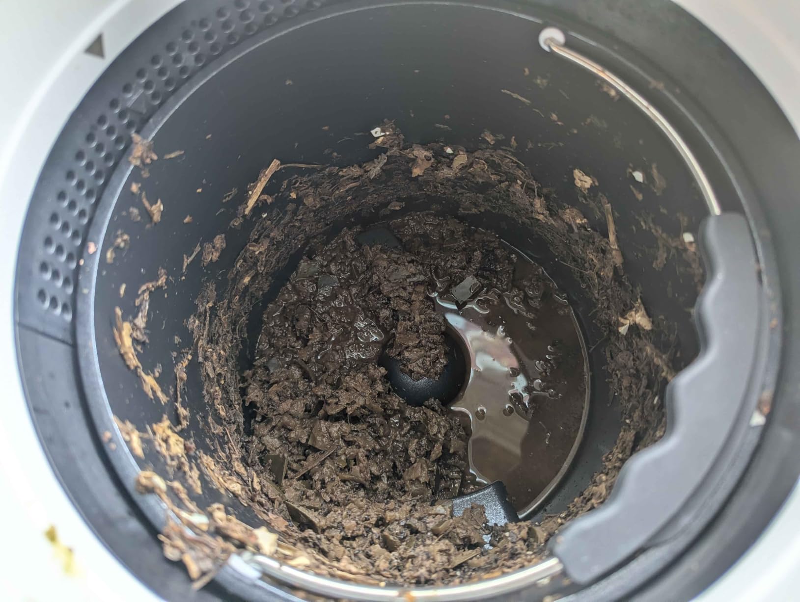 4.5L Large Electric Kitchen Composter & Food Recycler, Smart Indoor Odorless Countertop Compost Bin with Store Mode Quiet ≤45dB for Home, Auto Process to Fertilizer in 4-8H, White customer photo 1