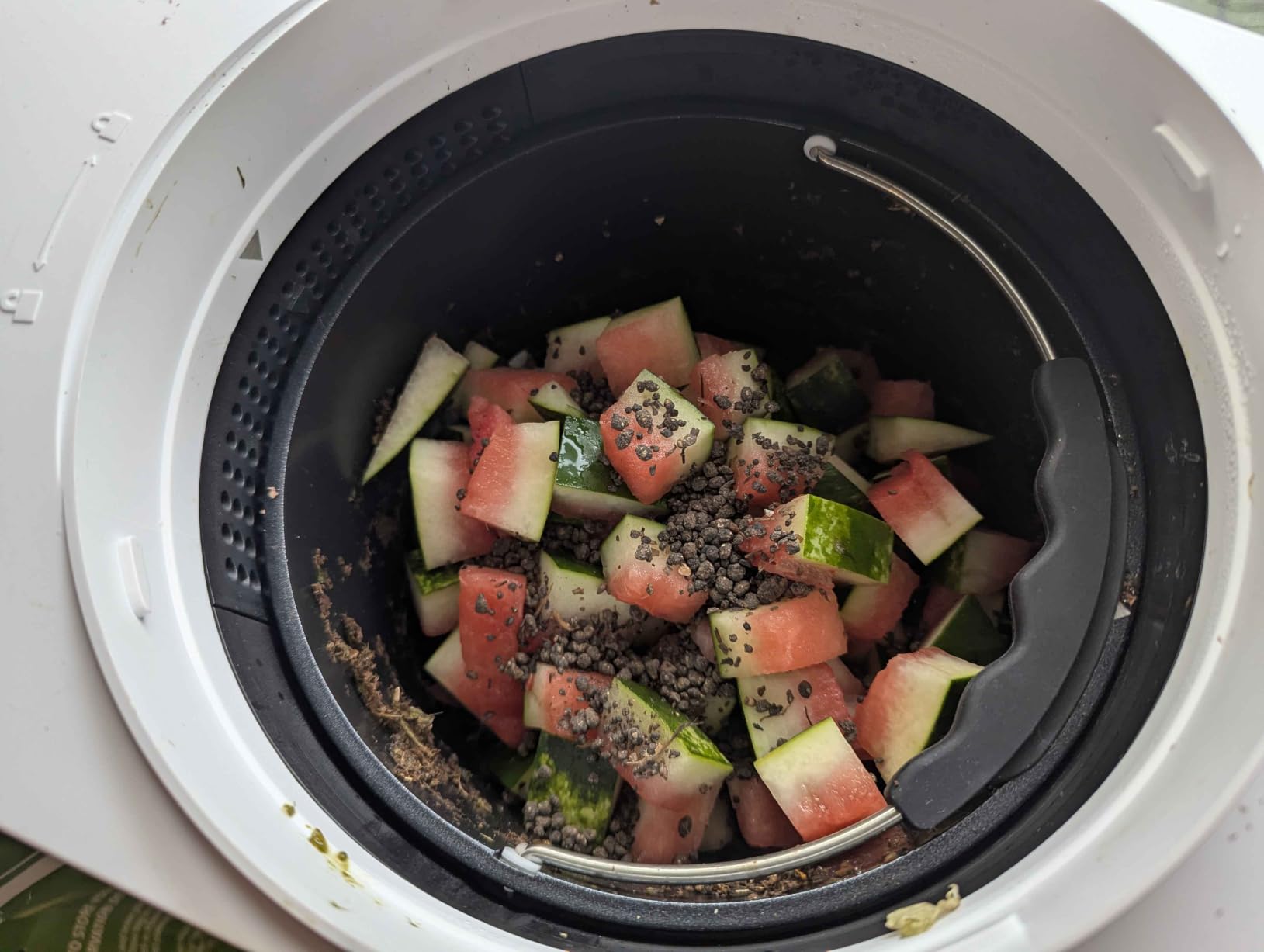 4.5L Large Electric Kitchen Composter & Food Recycler, Smart Indoor Odorless Countertop Compost Bin with Store Mode Quiet ≤45dB for Home, Auto Process to Fertilizer in 4-8H, White customer photo 2