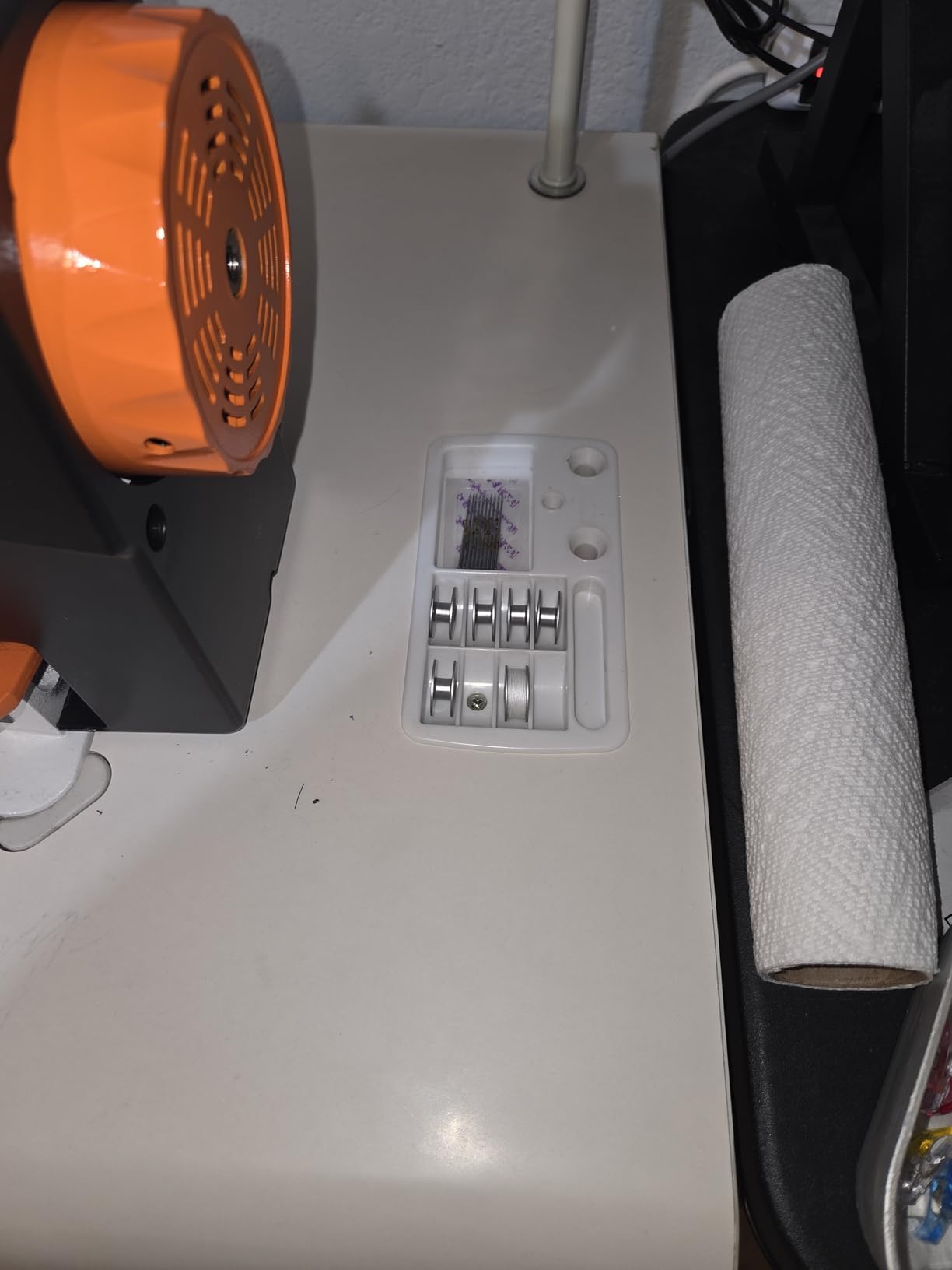 VEVOR Industrial Lockstitch Sewing Machine, 550W Commercial Set with Servo Motor & Table Stand, 5000 SPM High Speed, Metal Frame, LCD Panel, LED Light for Cotton Wool Denim Leather Canvas customer photo 1