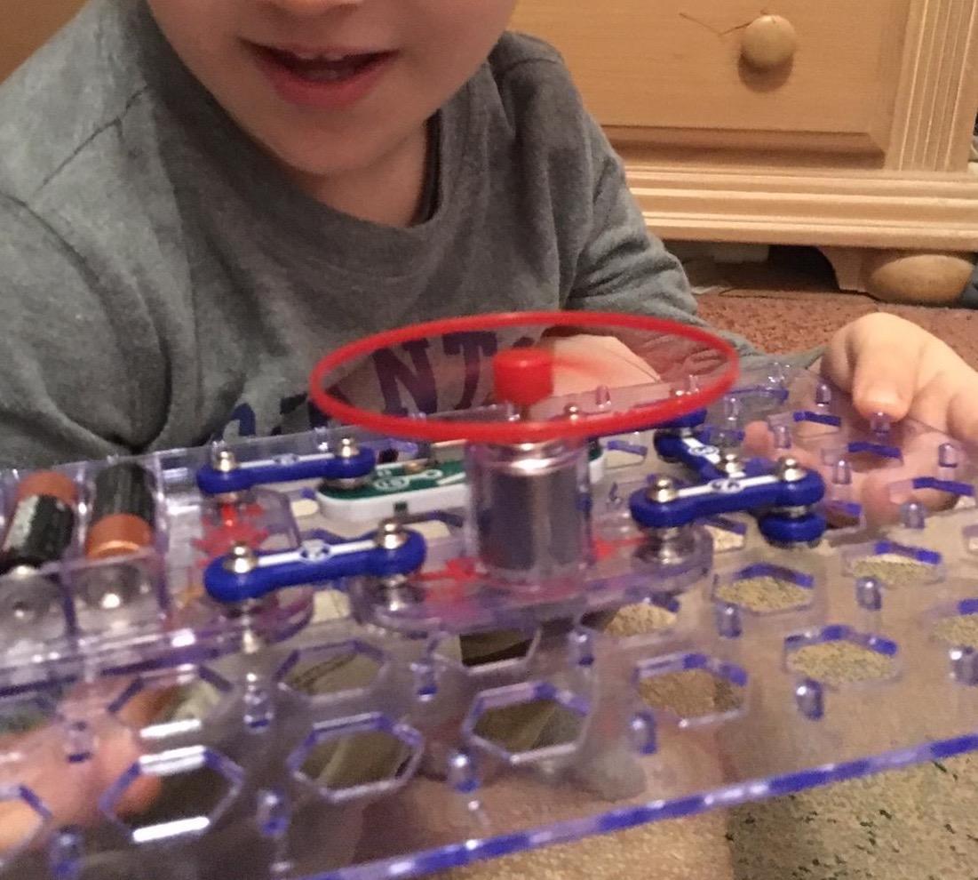 Snap Circuits Jr. SC-100 Electronics Exploration Kit, Over 100 Projects, Full Color Project Manual, 28 Parts, STEM Educational Toy for Kids 8 + customer photo 1