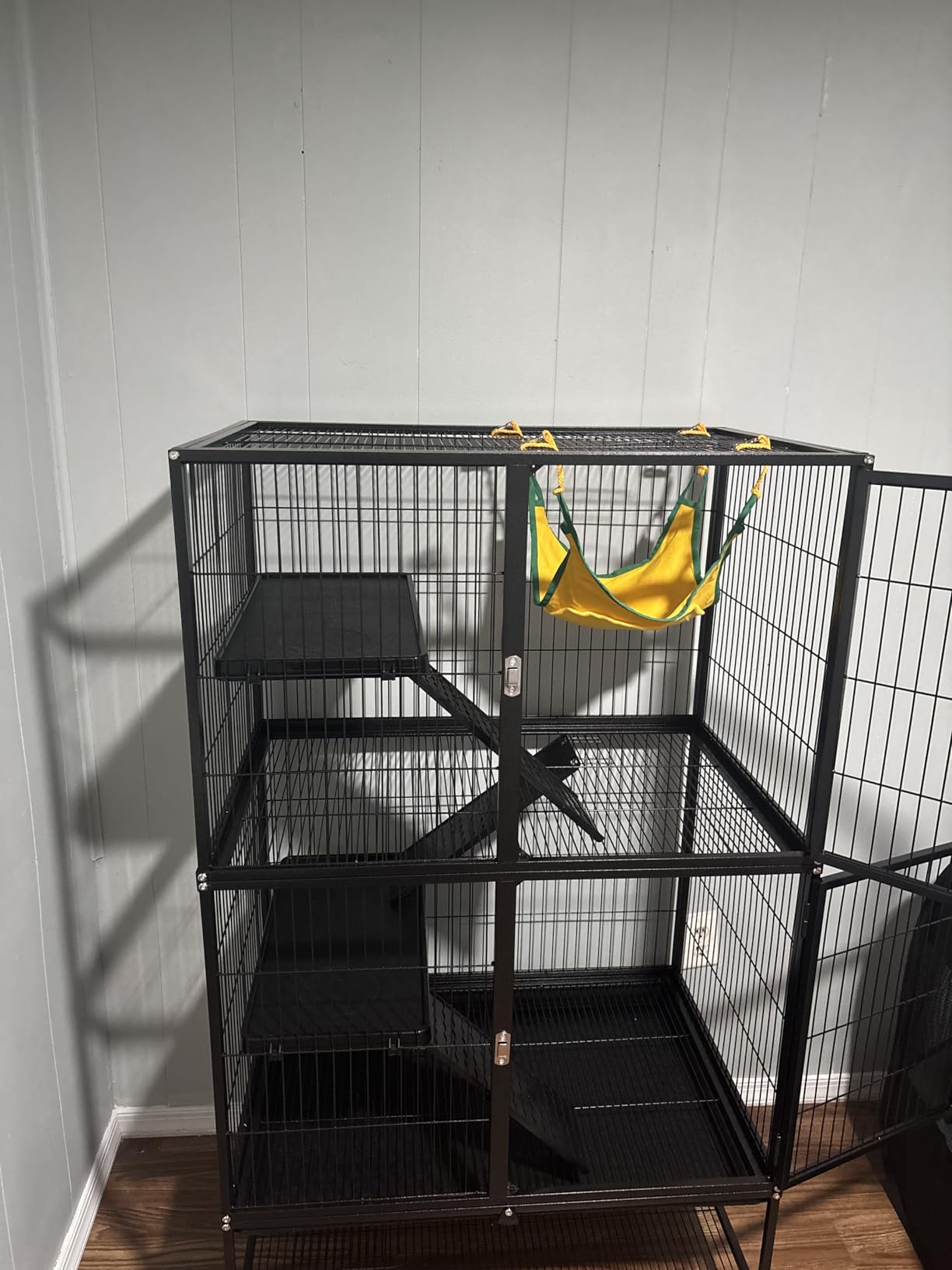 Prevue Pet Products 485 Feisty Ferret Home with Stand, Black Hammertone Small customer photo 1