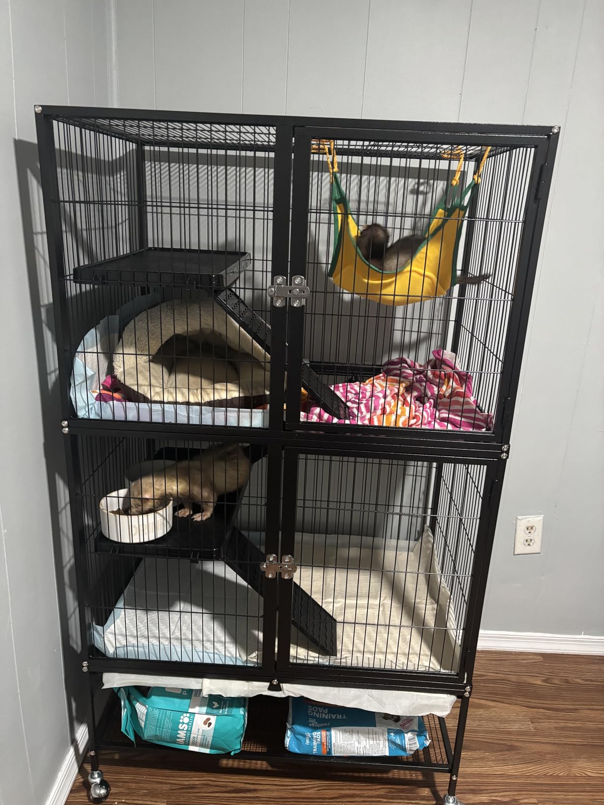 Prevue Pet Products 485 Feisty Ferret Home with Stand, Black Hammertone Small customer photo 2