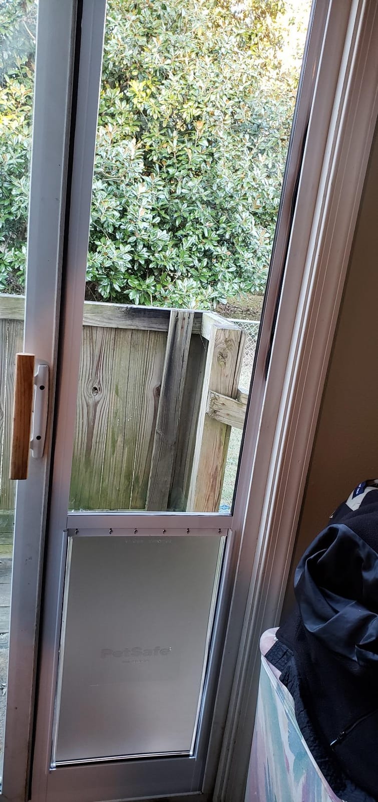 PetSafe Sliding Glass Pet Door, 1 Piece, Large Dogs to 100 lbs, White customer photo 2
