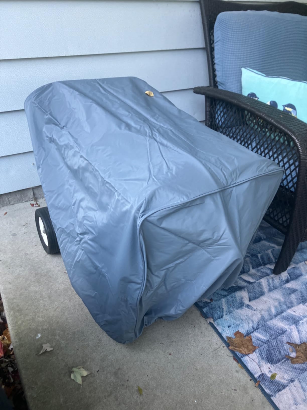 Champion Power Equipment Weather-Resistant Storage Cover for 4800-11,500-Watt Portable Generators | Weather-resistant vinyl guards against sun, rain, snow and dirt, elastic base for snug fit, fits units to 30.7 x 23.6 in customer photo 1