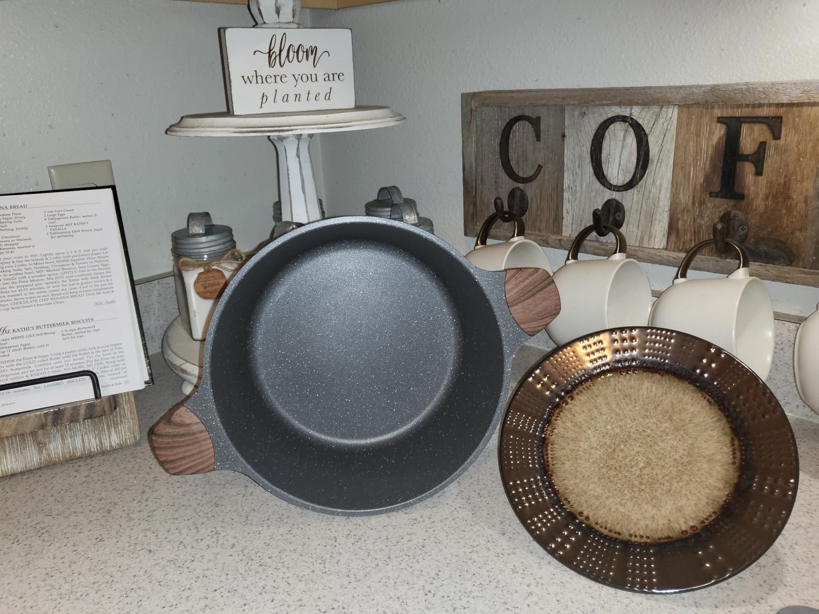 Mikasa Gourmet Basics Verona 16-Piece Stoneware Dinnerware Set, Service for 4, Includes Dinner Plates, Salad Plates, Soup Bowls and Mugs, Dishwasher and Microwave Safe customer photo 2