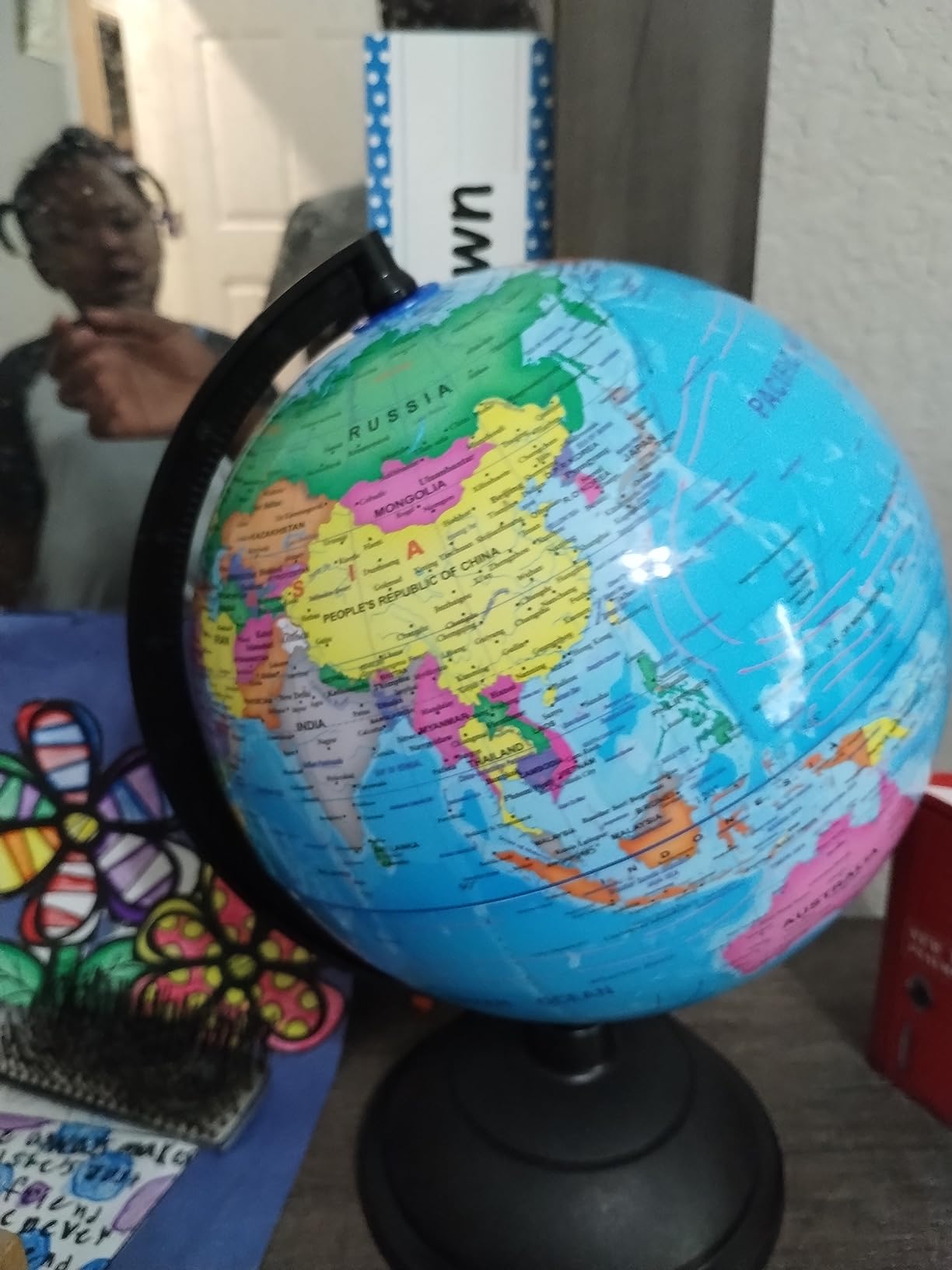 Juvale World Globe for Kids - 8-Inch, Multicolor with Plastic Stand - Educational Desk Globe with World Map for Kids & Classroom Decor customer photo 1