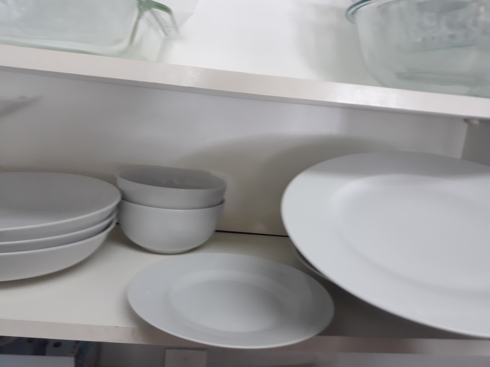 Amazon Basics 16-Piece Porcelain Dinnerware Set, Microwave and Dishwasher Safe, Service for 4, Plates, Bowls and Mugs, White customer photo 1