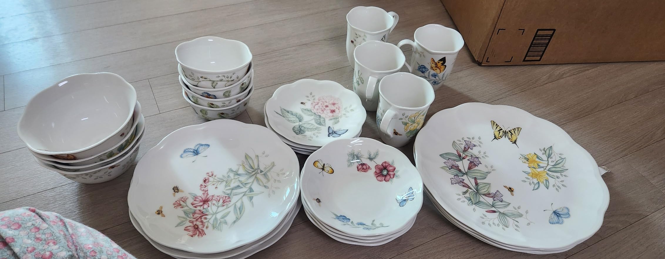 Lenox Butterfly Meadow Porcelain 28-Piece Dinnerware Set for 4 customer photo 1