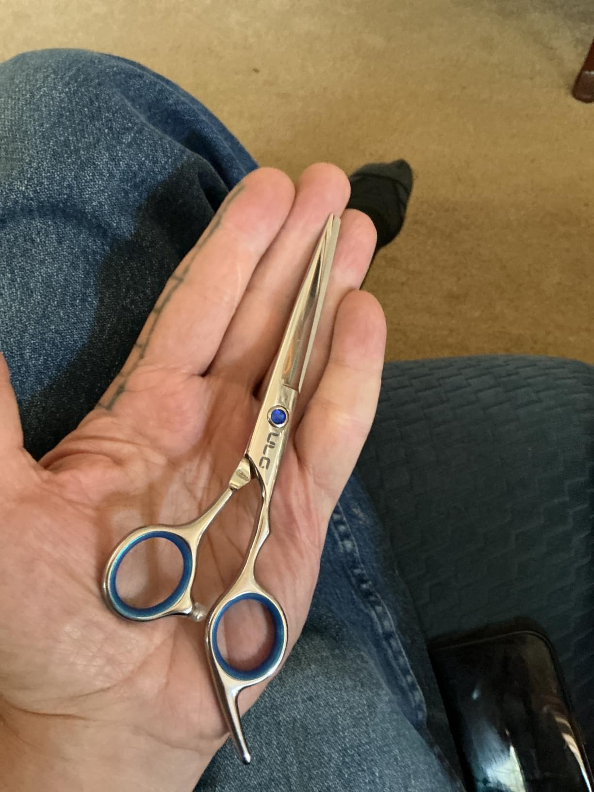 Hair Cutting Scissors, ULG Professional Hair Scissors 6.5 inch Right-Hand Razor Edge Barber Shears Salon Hair Cutting Shears Made of Japanese Stainless Steel, Hand Sharpened Blue customer photo 1