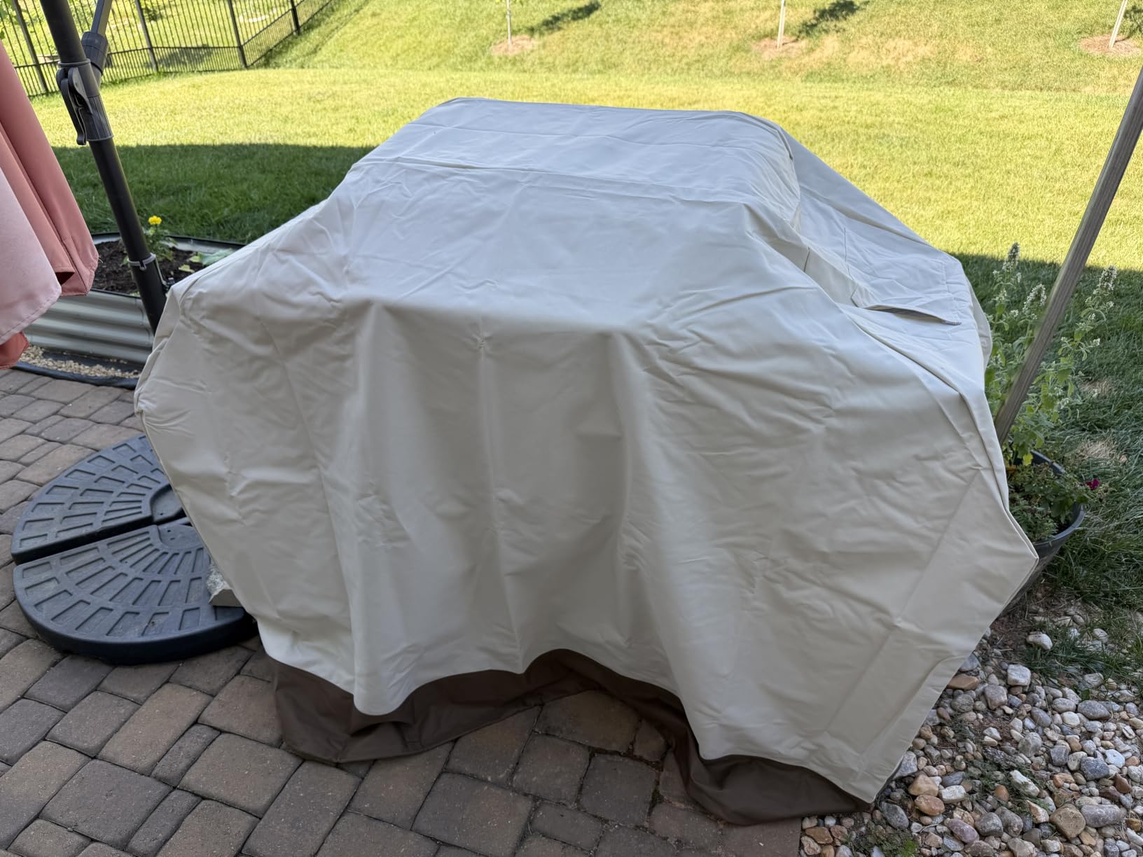 Amazon Basics Gas Grill Barbecue Cover, Waterproof, Water Resistant, Wind Resistant with Elastic Cord, Protection Against UV, Fits Grills up to 60 x 28 x 46 inches, Medium, Black customer photo 1
