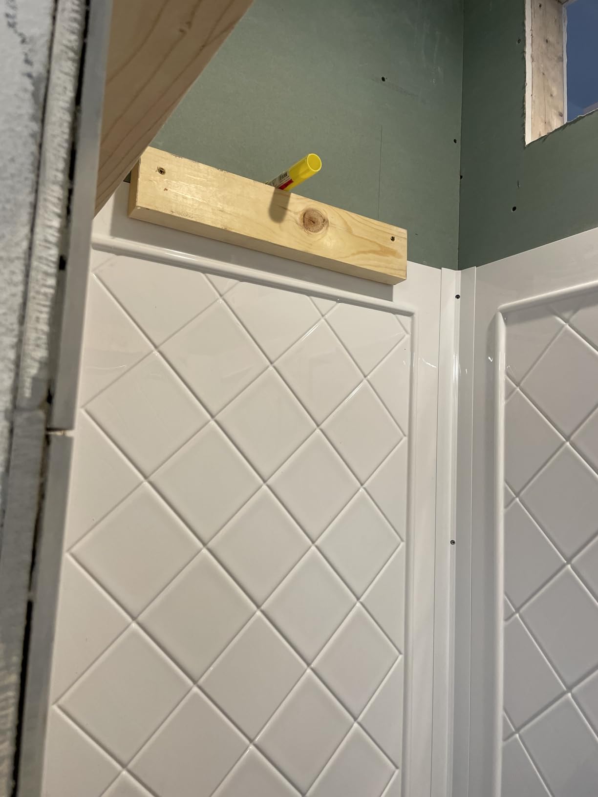 DreamLine 32 in. D x 48 in. W x 76 3/4 in. H Center Drain Acrylic Shower Base and QWALL-5 Backwall Kit In White, DL-6070C-01 customer photo 1