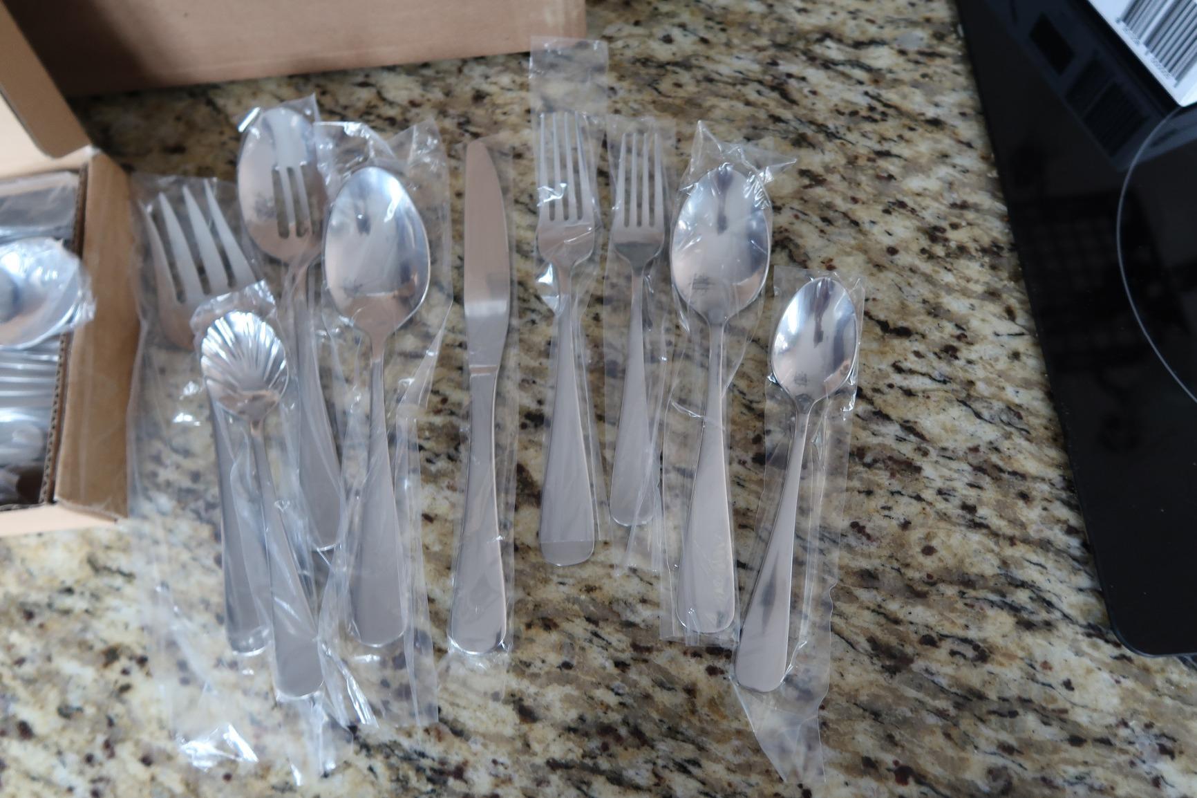 Amazon Basics Silverware Set, Stainless Steel Flatware, Dishwasher Safe, Service for 4, 20-Piece Forks and Spoons, Round Edge, Everyday Use customer photo 1