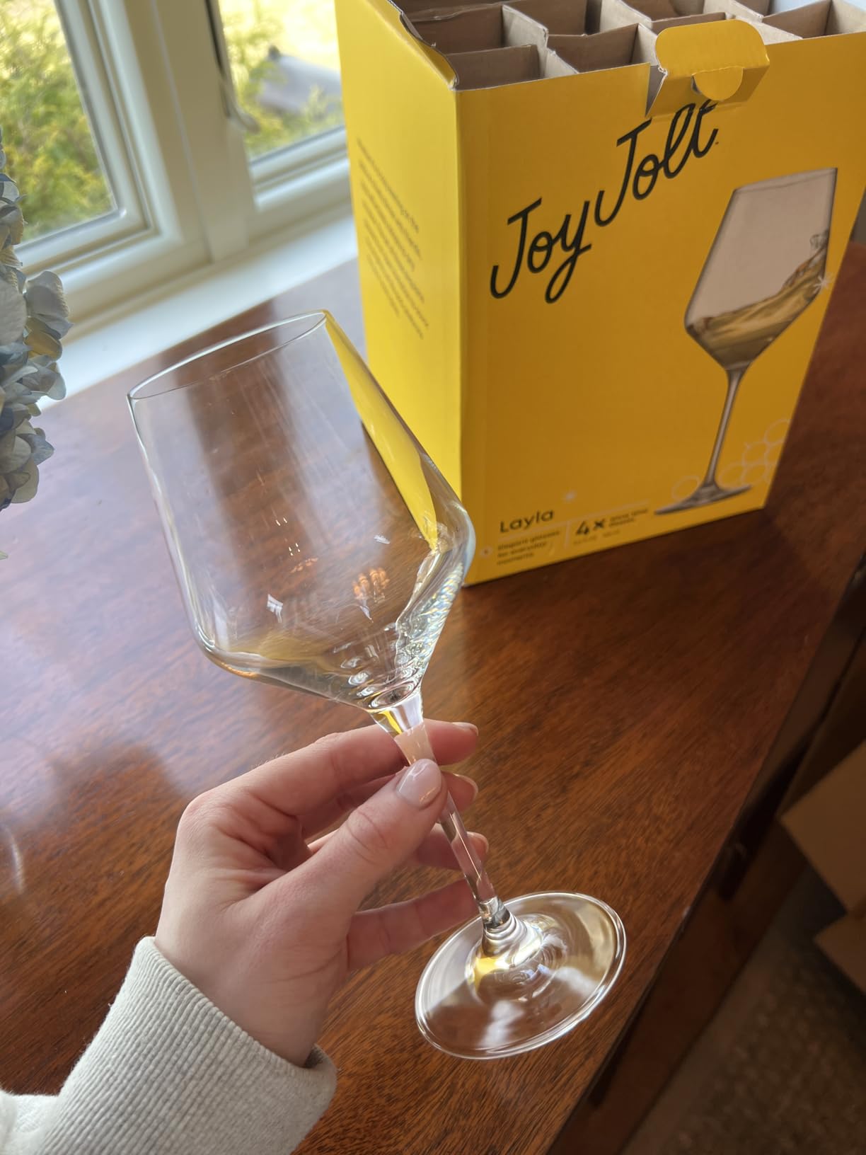 JoyJolt Layla White Wine Glasses, Set of 4 Italian Glasses, 13.5 oz Clear - Made in Europe customer photo 1
