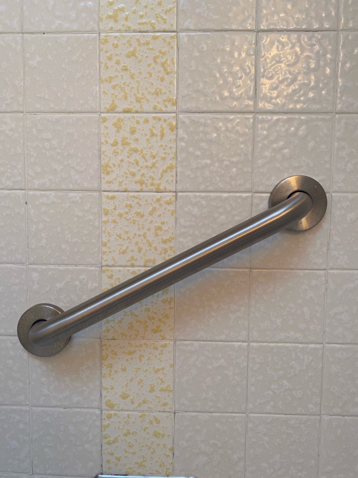 Amazon Basics Bathroom Safety Handicap Grab Bar, 36 Inch Length, 1.25 Inch Diameter, 500LBs Capacity, ADA Compliant, Stainless Steel customer photo 2
