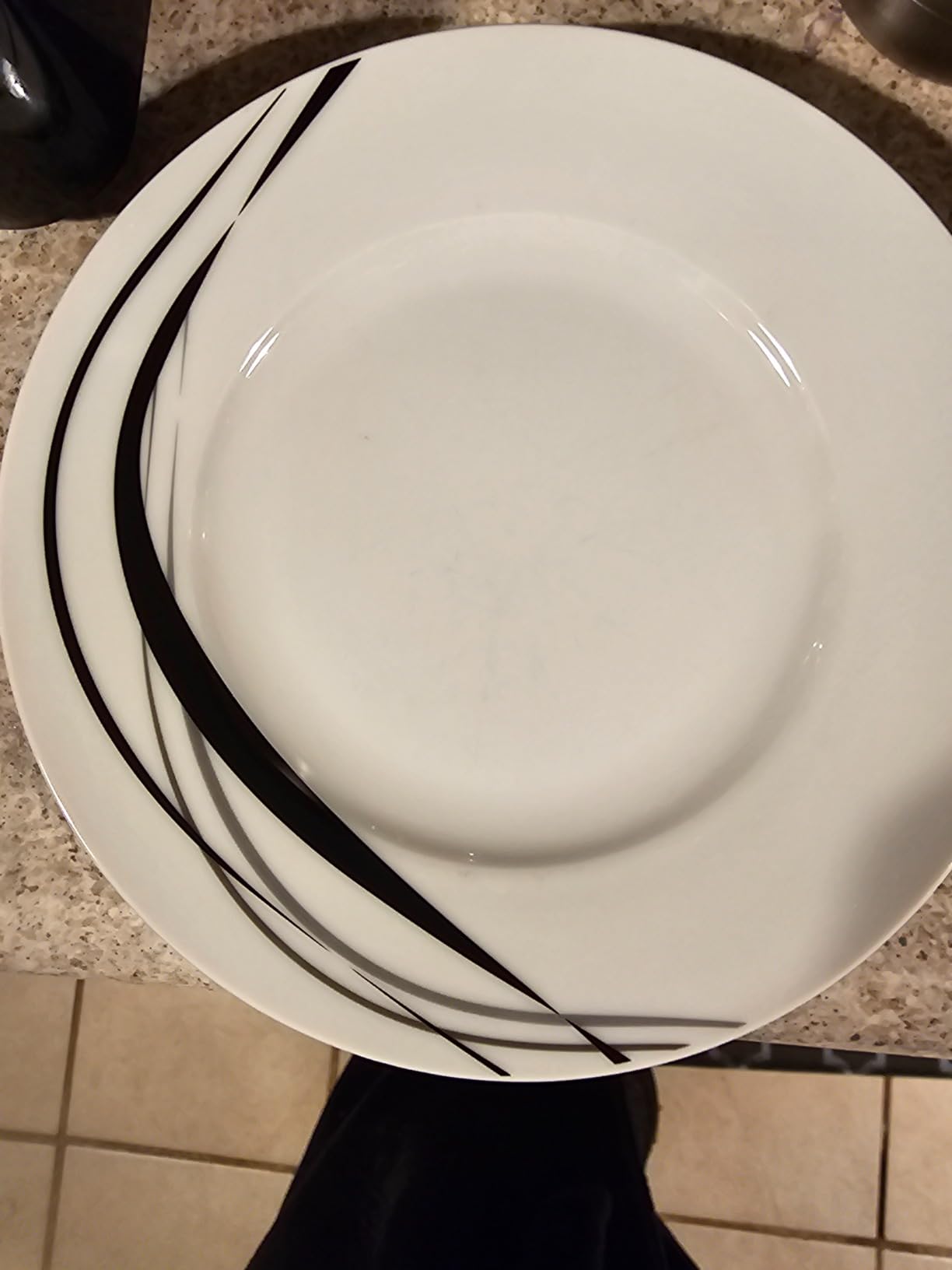 Amazon Basics 18-Piece Complete Kitchen Dinnerware Set, Microwave and Dishwasher Safe, Plates, Dishes, Bowls for Everyday Use, Service for 6, White Porcelain Coupe customer photo 2