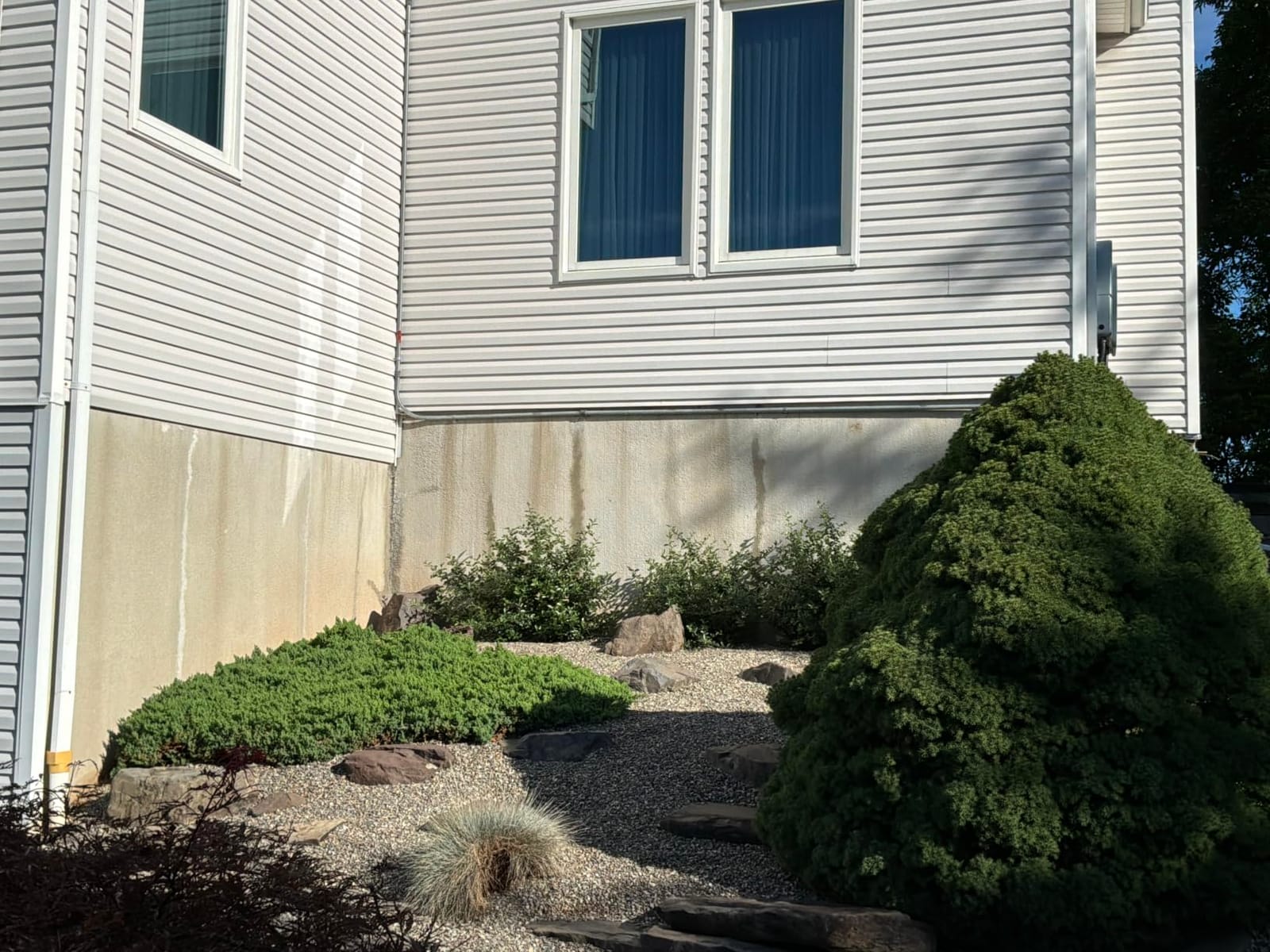KILZ Self-Priming Masonry, Stucco and Brick Paint, Interior/Exterior, Flat, White, 1 Gallon customer photo 2