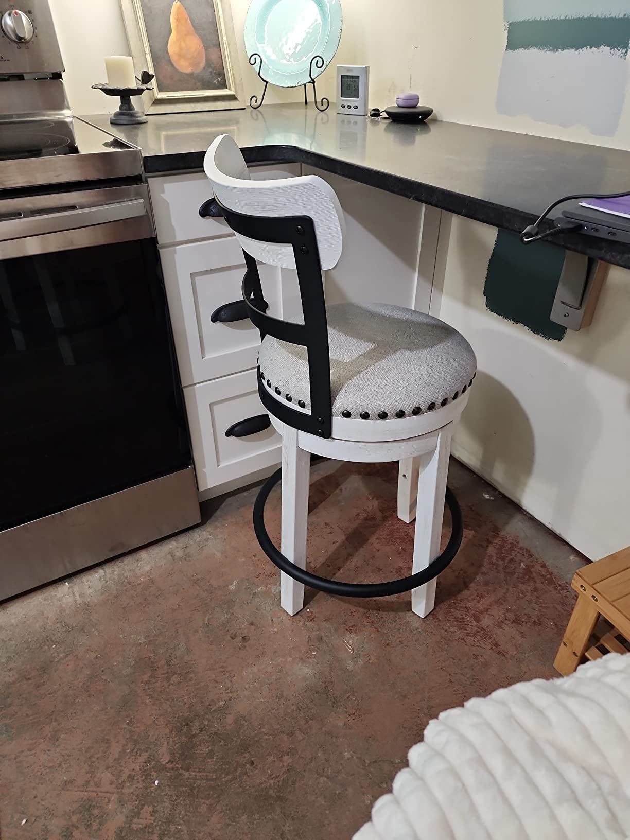 Signature Design by Ashley Valebeck Swivel Counter Height Bar Stool, White | Sturdy 24.5-inch seat with nailhead trim, Farmhouse rustic style featuring linen colored polyester, Smooth 360 rotation customer photo 1