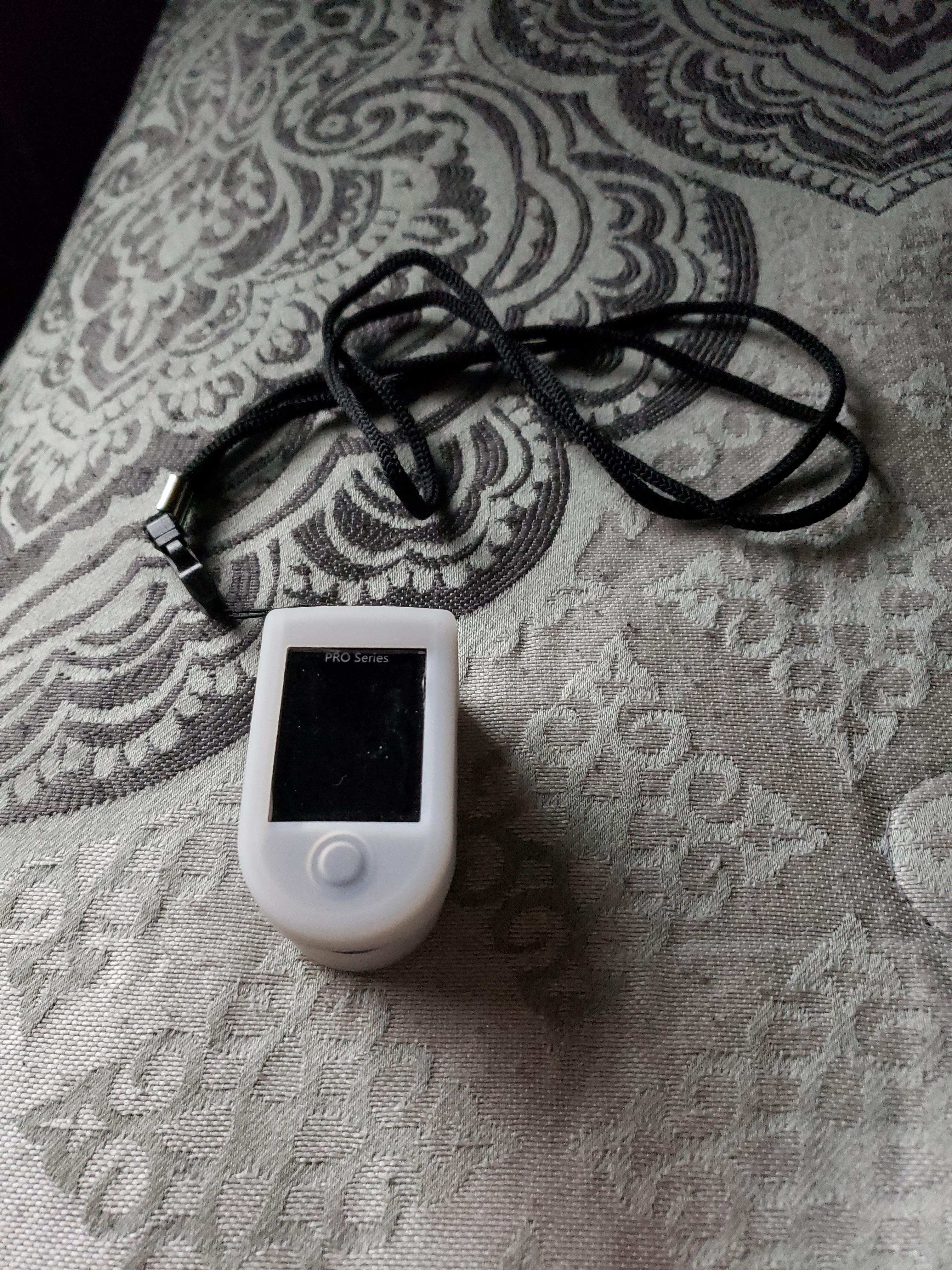 Zacurate 500 Series Fingertip Pulse Oximeter Blood Oxygen Saturation Monitor with Silicon Cover, Batteries and Lanyard, Royal Black customer photo 1