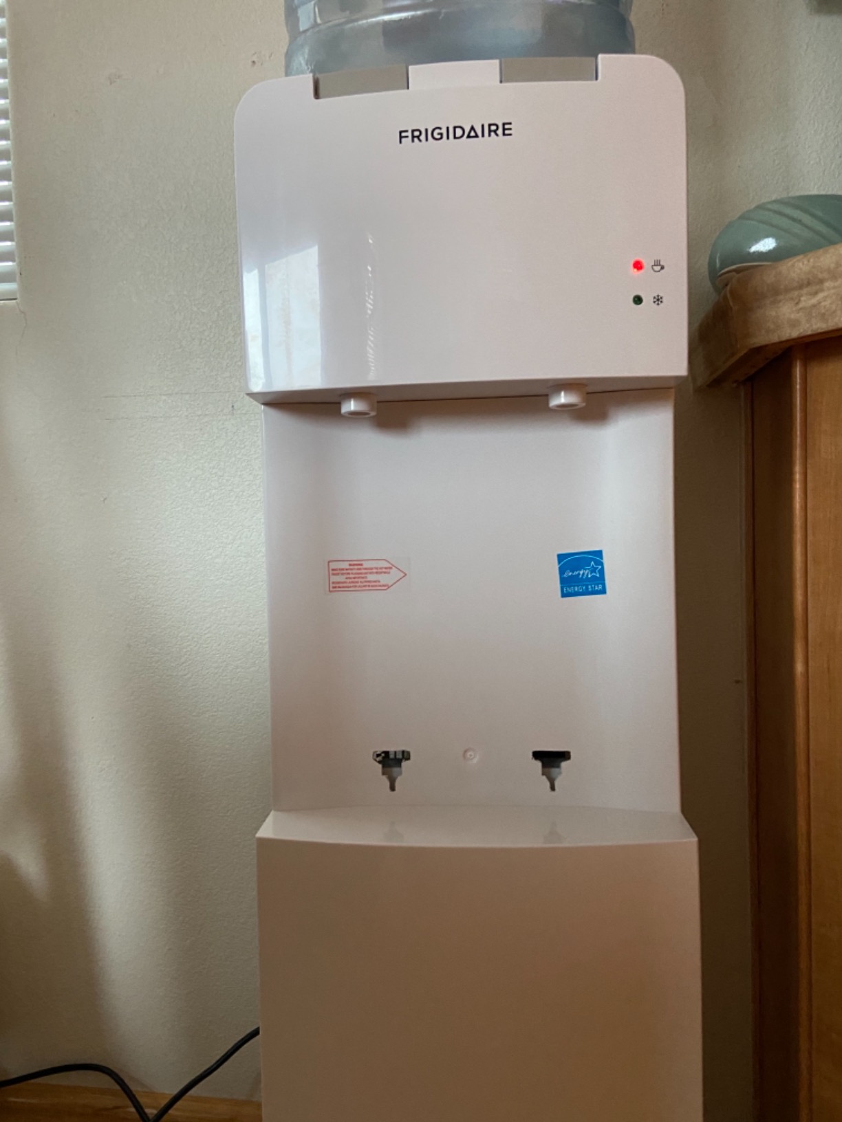 Frigidaire EFWC498 - Top Loading Cooler Dispenser - Hot & Cold Water - Child Safety Lock - Innovative Slim & Sleek Design, Holds 3 or 5 Gallon Bottles - Black customer photo 2