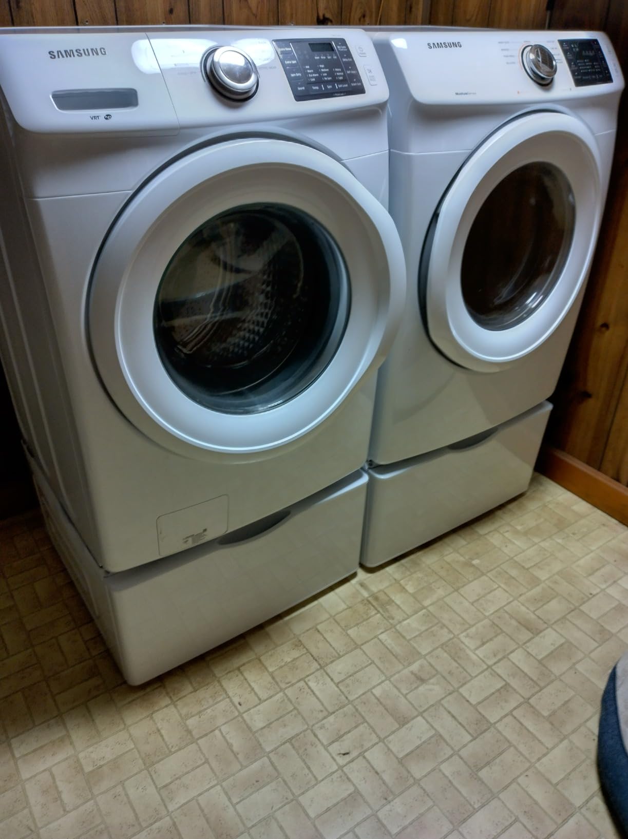 SAMSUNG 27-Inch Washer Dryer Pedestal Stand w/ Pull Out Laundry Storage Drawer, Stainless Steel, WE402NW/A3, White customer photo 1