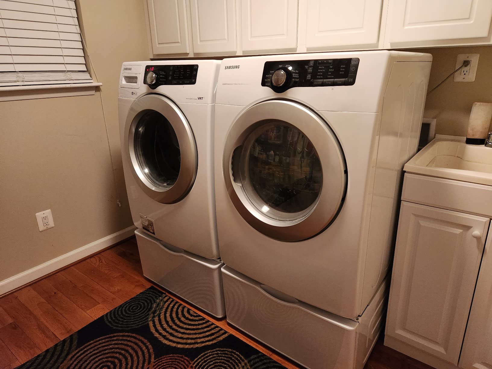 SAMSUNG 27-Inch Washer Dryer Pedestal Stand w/ Pull Out Laundry Storage Drawer, Stainless Steel, WE402NW/A3, White customer photo 2
