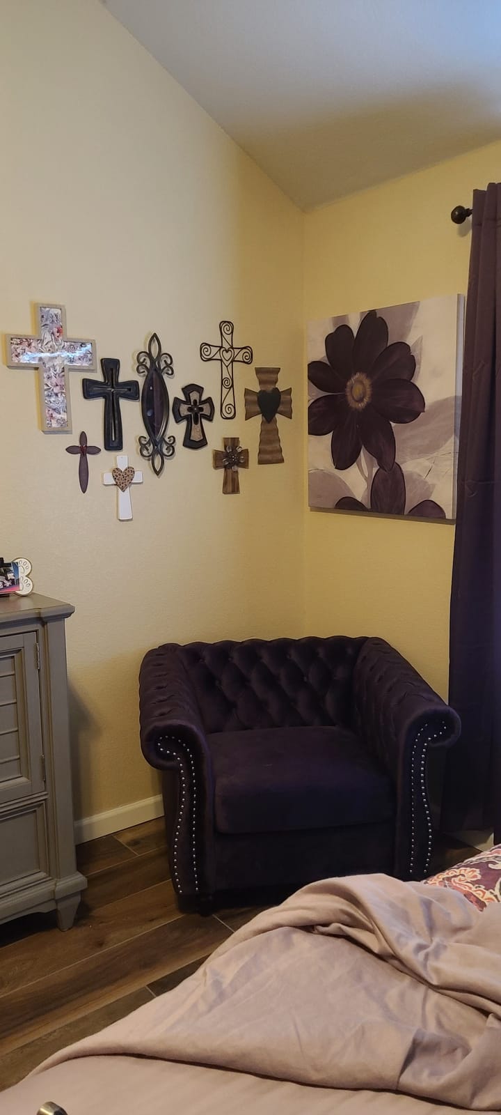 Great Deal Furniture Leila Chesterfield Velvet Club Chair, BlackBerry customer photo 2