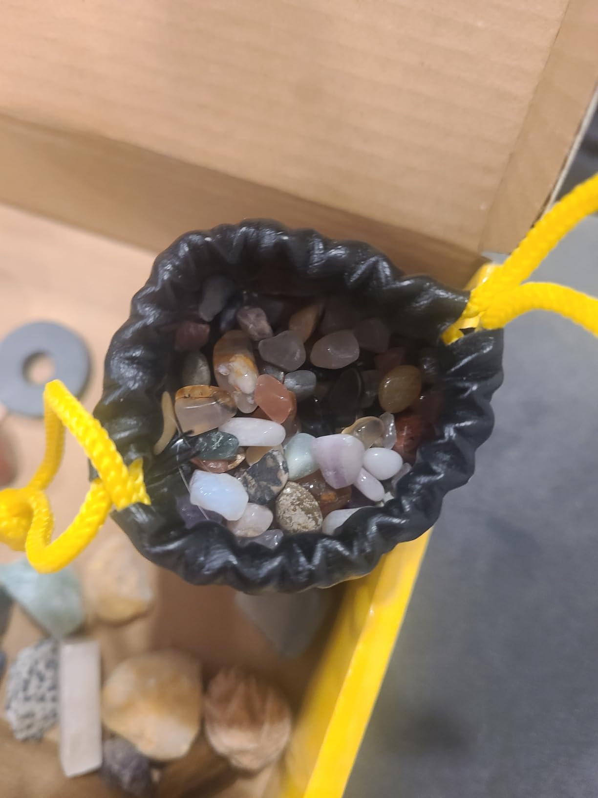 National Geographic Rock Collection with 300+ Gemstones and Minerals | Genuine Rocks, Minerals & Crystals, 2 Break-Open Geodes, Magnifying Glass, Storage Bag, Geology Gift, Birthday Gift customer photo 1