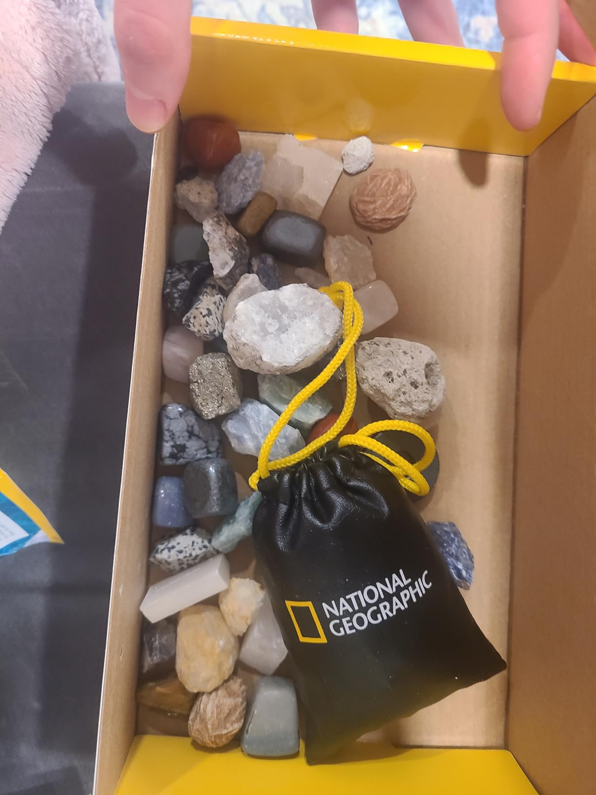 National Geographic Rock Collection with 300+ Gemstones and Minerals | Genuine Rocks, Minerals & Crystals, 2 Break-Open Geodes, Magnifying Glass, Storage Bag, Geology Gift, Birthday Gift customer photo 2