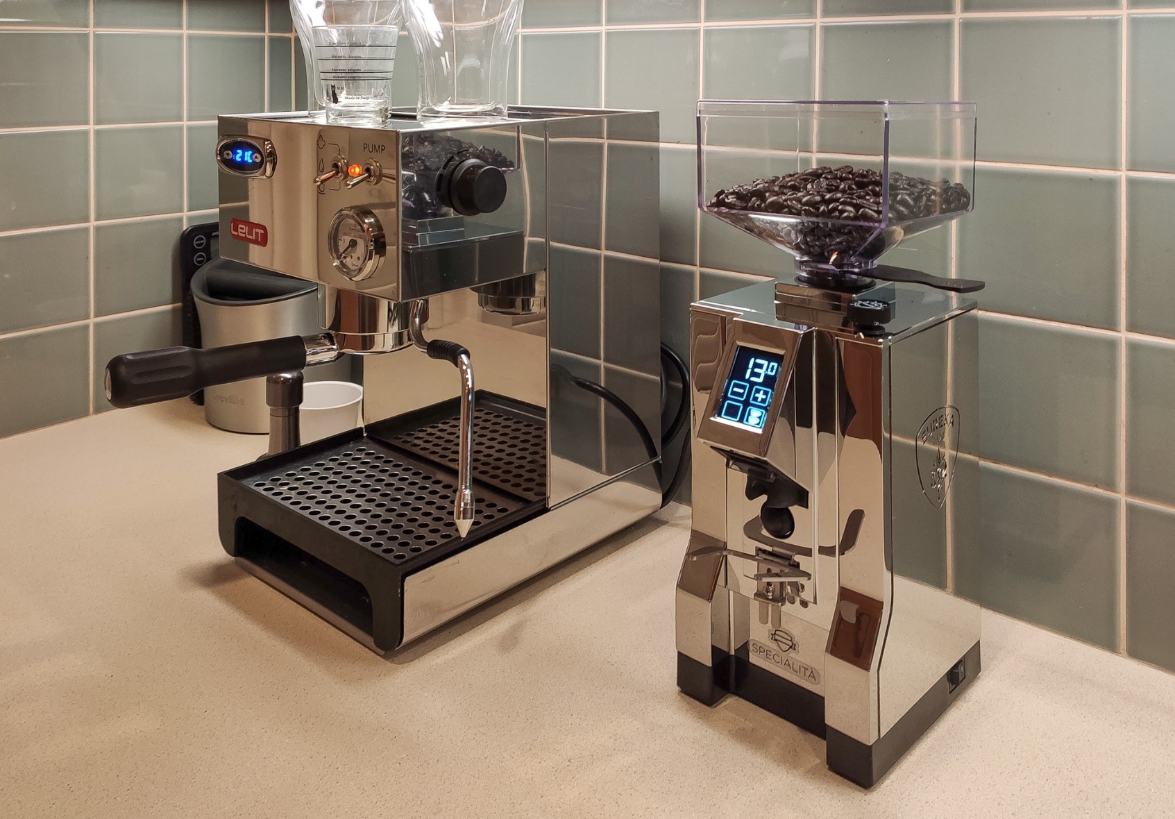 Eureka Mignon Specialita Espresso Grinder | Sound-Insulated | Stepless 55mm Burrs | Touchscreen | Chrome customer photo 1