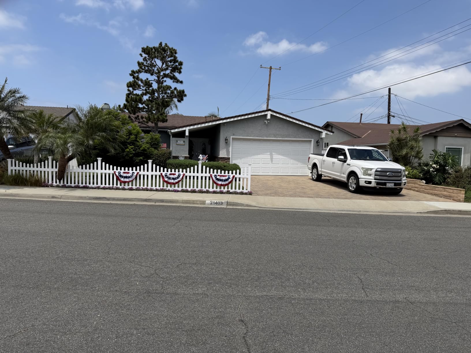 WamBam All American Scalloped Picket Fence, White Vinyl DIY No Dig Kit | 3.5ftH x 6ftW, 1 Panel + 1 Post, ZP19041 customer photo 1