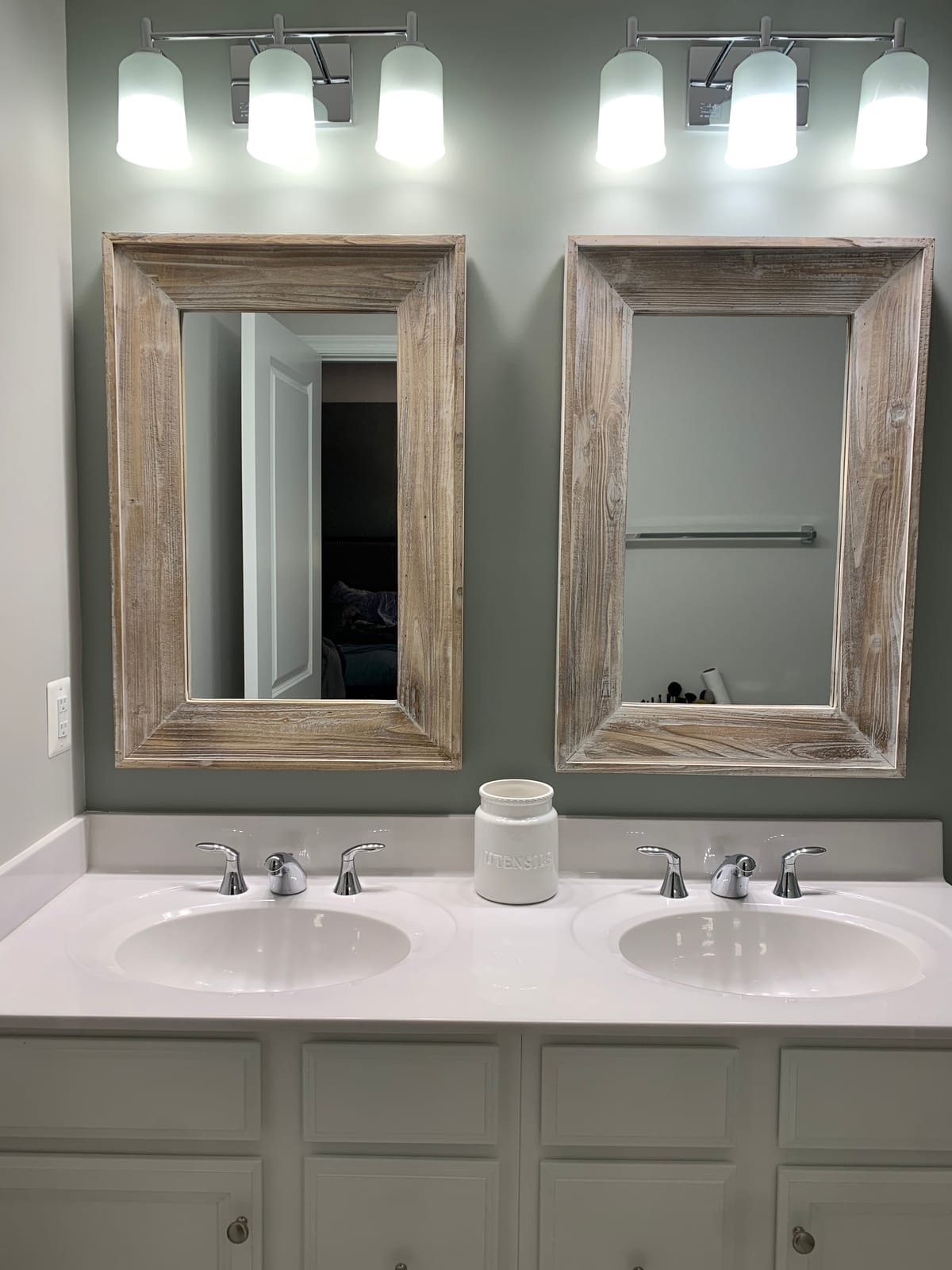 36 X 24 inch Wall Mount Wood Frame Bathroom Vanity Mirror Rustic Horizontal/Vertical Rectangle Mirror for Over Sink, Bedroom, Farmhouse Home Decor (Brown) customer photo 1