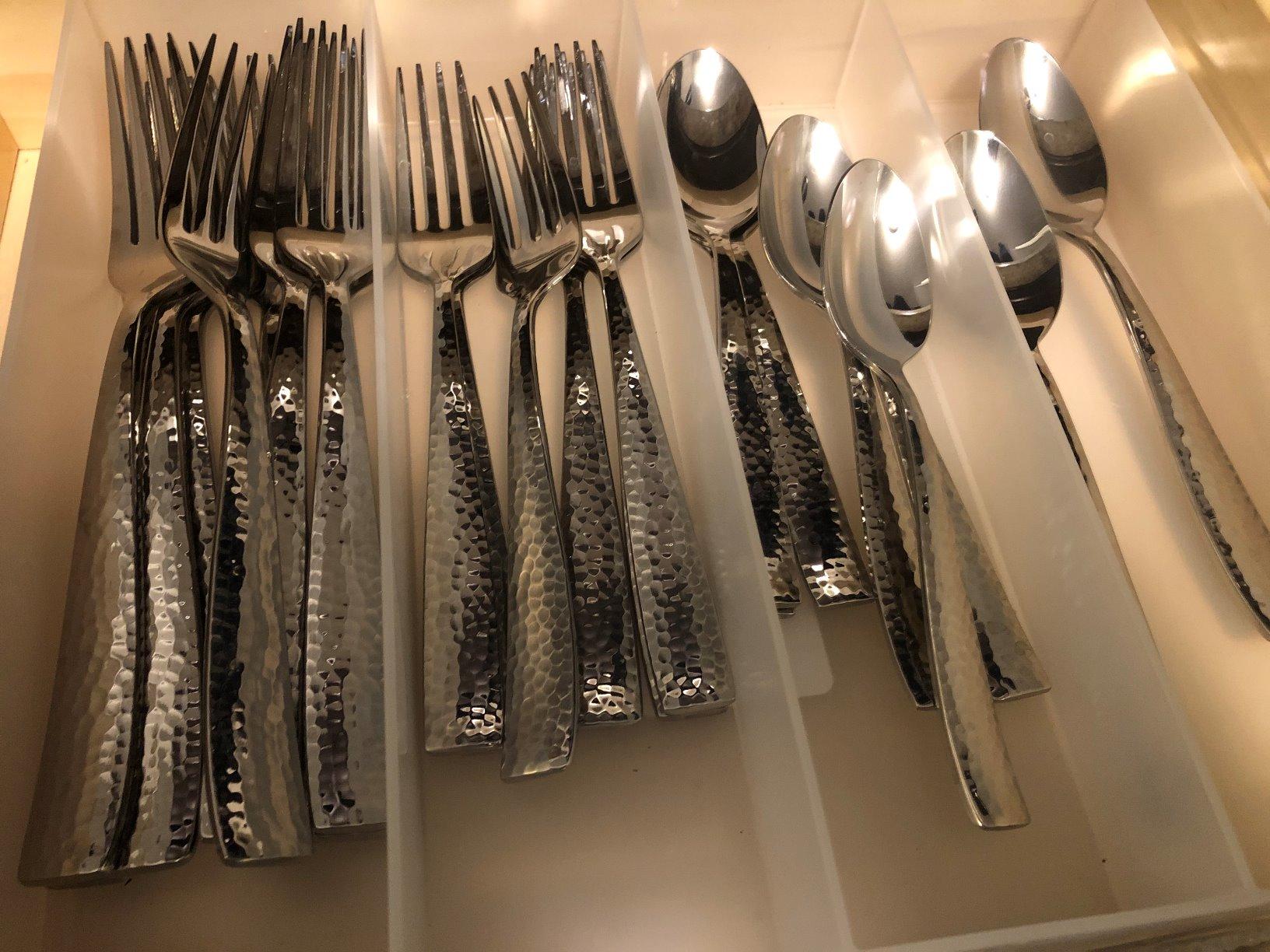 Hudson Essentials 40-Piece Hammered Stainless Steel 18/10 Flatware Silverware Set, Service for 8 customer photo 1