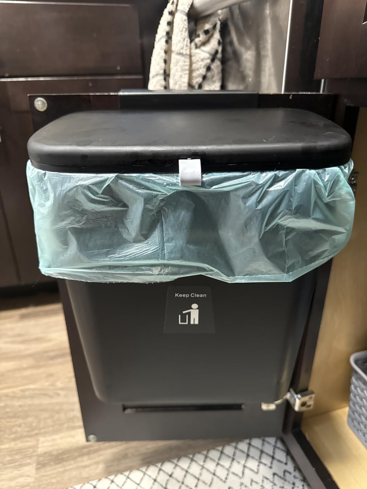 Tiyafuro 2.4 Gallon Kitchen Compost Bin for Counter Top or Under Sink, Hanging Small Trash Can with Lid for Cupboard/Bathroom/Bedroom/Office/Camping, Mountable Indoor Compost Bucket, Gray customer photo 1