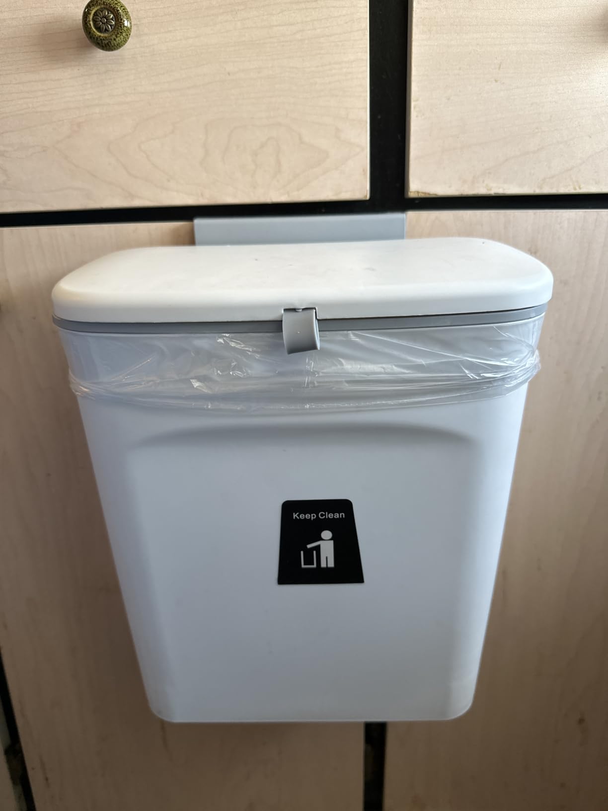 Tiyafuro 2.4 Gallon Kitchen Compost Bin for Counter Top or Under Sink, Hanging Small Trash Can with Lid for Cupboard/Bathroom/Bedroom/Office/Camping, Mountable Indoor Compost Bucket, Gray customer photo 2
