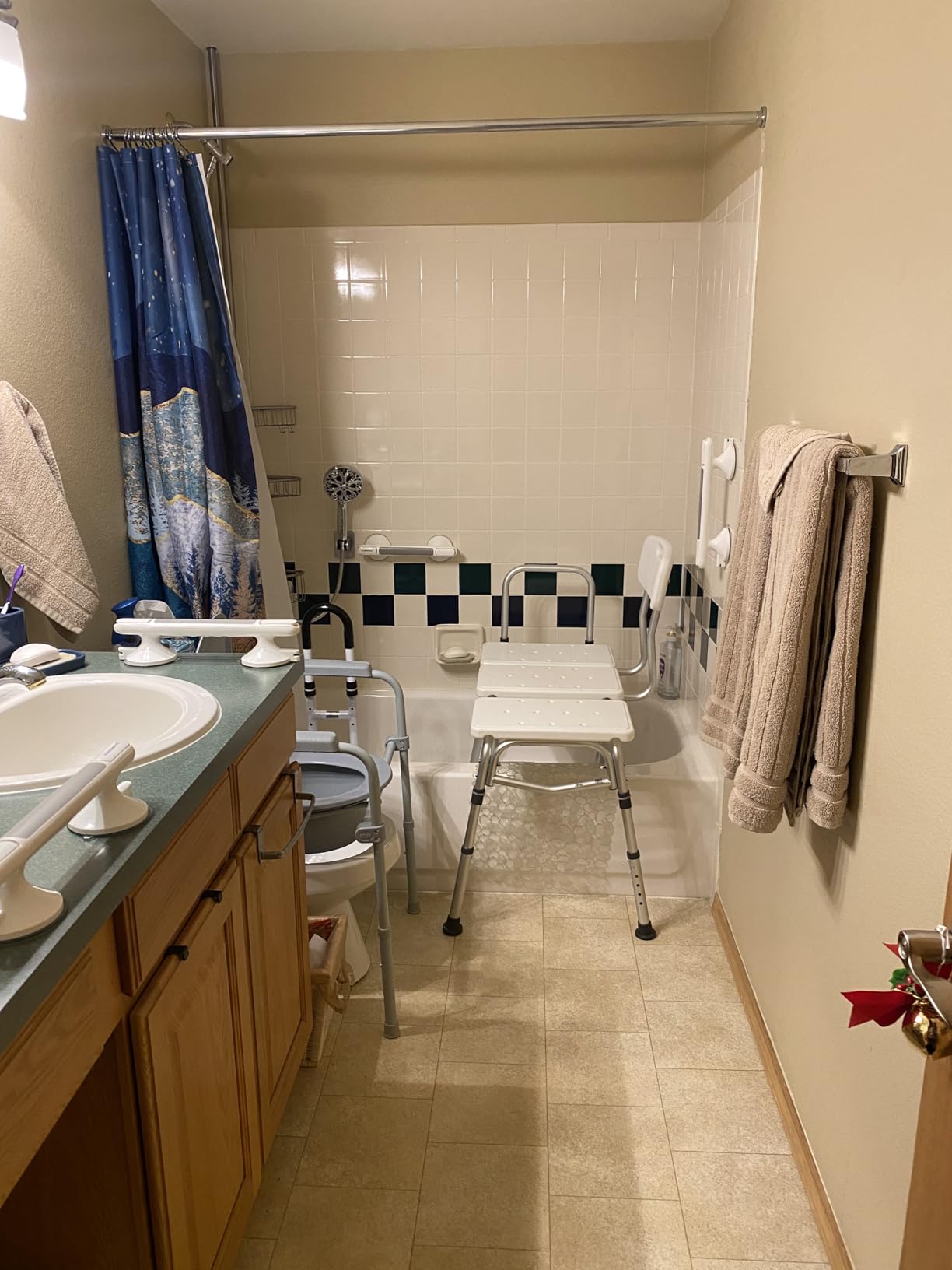 Drive Medical Splash Defense Tub Transfer Bench for Bathtub - U-Shaped Shower Curtain Guard - Adjustable Height - Reversible Design - 400 Lb Capacity - Safe Bathing Aid - White customer photo 1