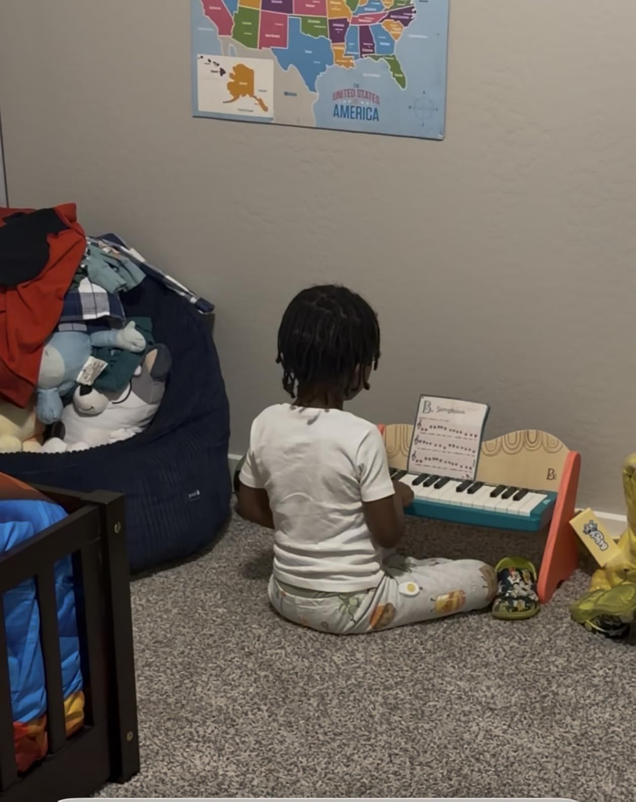 B. toys Wooden Piano, Mini Maestro with Color-Coded Songbook customer photo 2