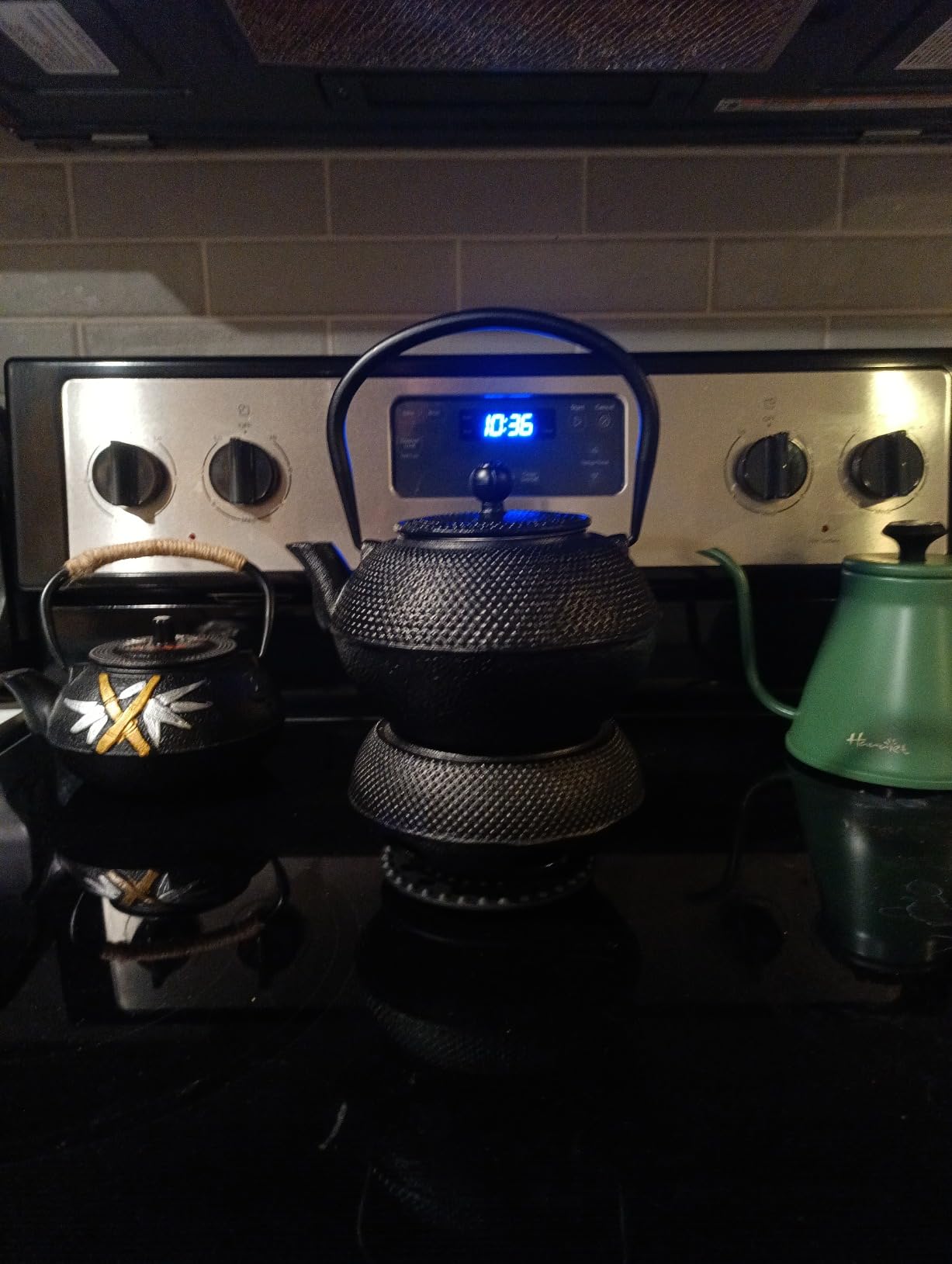 Velaze Cast Iron Teapot Set,Japanese Teapot Heat Preservation with Trivet,Stainless Steel Infuser and 2 Cups,Durable Cast Iron with a Fully Enameled Interior,Beautiful Hammered Design,700ML/23oz customer photo 1