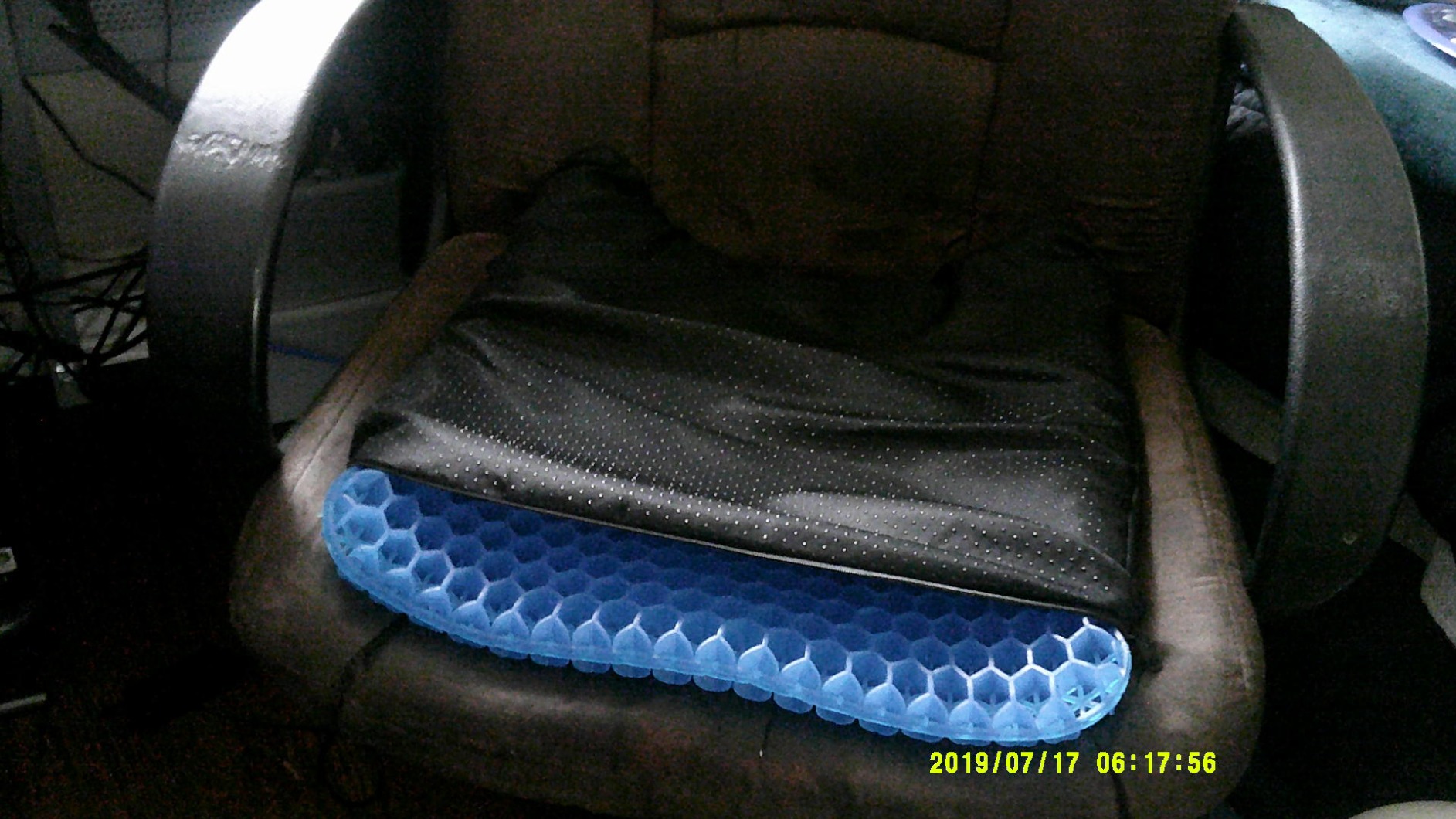 OMCOZY Gel Seat Cushion, Cooling Cushion (Super Large & Thick), Breathable Honeycomb Design Absorbs Pressure Points Seat Cushion, Gel Cushion for Office Chair, Home Car seat Cushion for Wheelchair customer photo 1