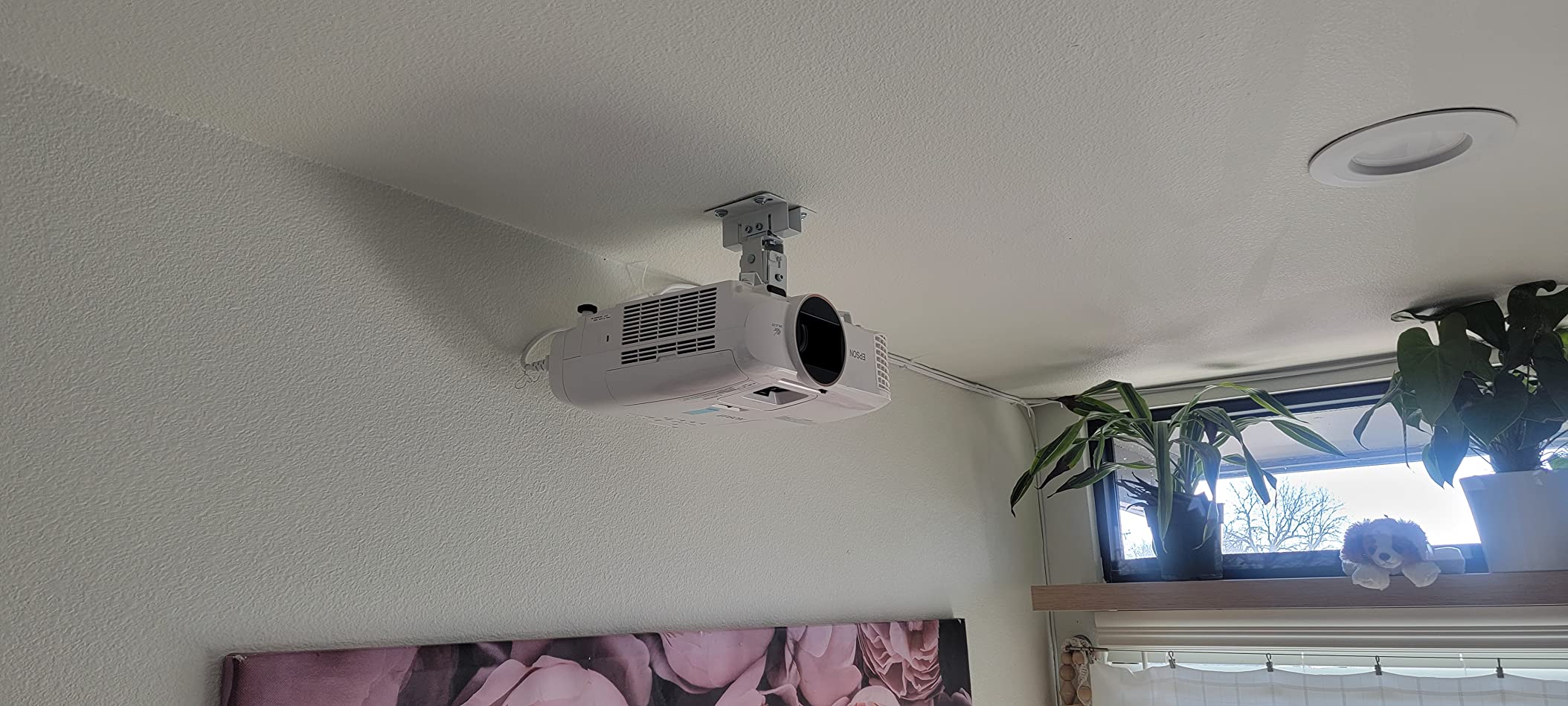 Mount-It! Wall or Ceiling Projector Mount with Universal LCD/DLP Mounting for Epson, Optoma, Benq, ViewSonic Projectors, 44lb Load Capacity, White customer photo 1