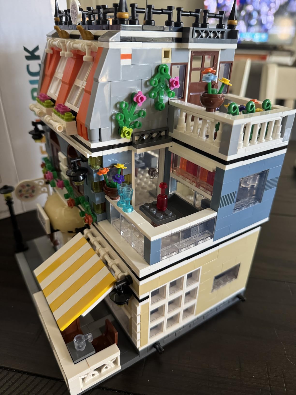 Garden Hotel Assembly Square Building kit | Modular House Building Blocks Model Set for Teens and Adults.Collectible Display Toy Building Set 1284 PCS customer photo 1