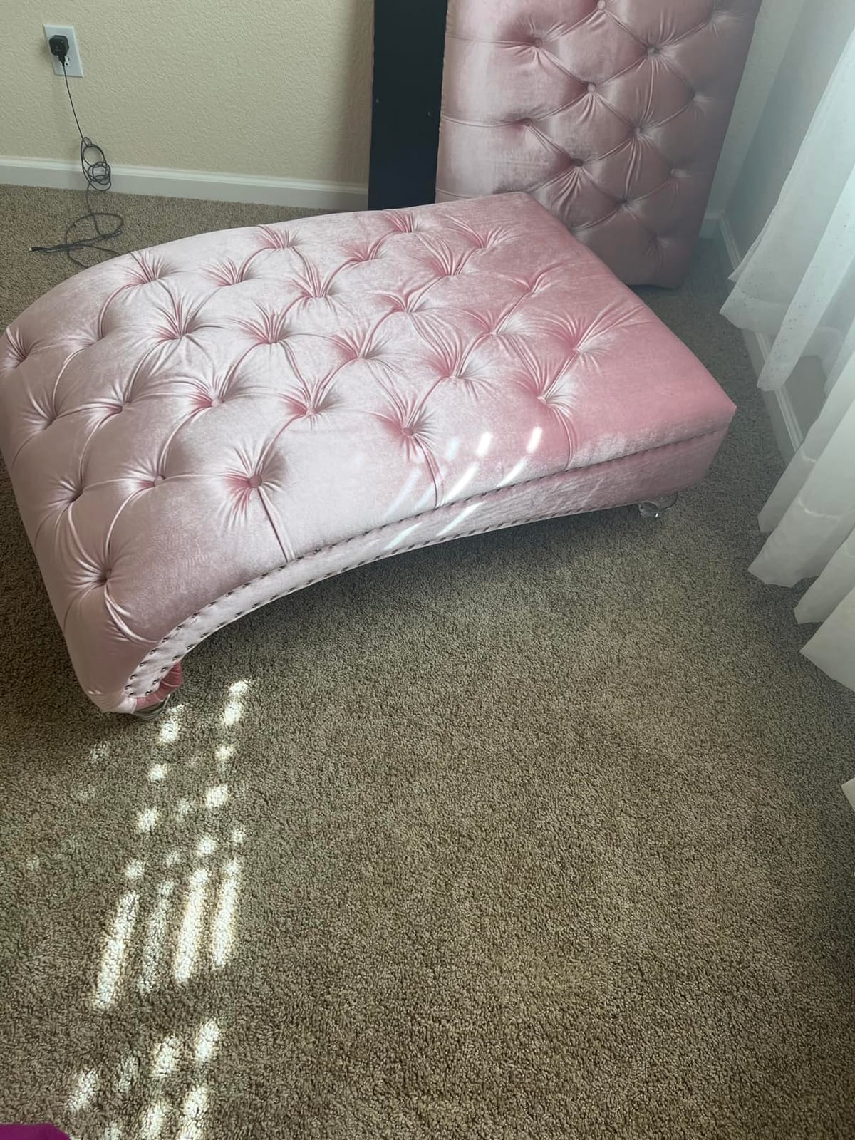 Velvet Chaise Lounge Chair with Toss Pillow, Modern Tufted Button Lounge Chair with Acrylic Legs, Upholstered Indoor Sleeper Chair for Living Room, Bedroom, Beige customer photo 1