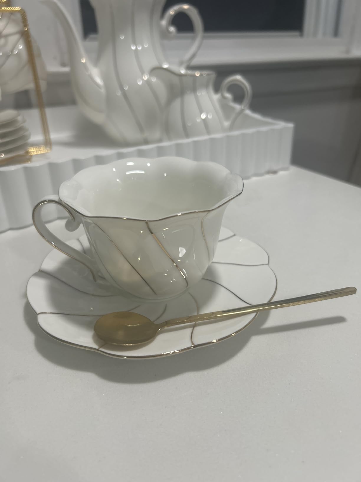 DUJUST 22 pcs White Porcelain Tea Set for 6, Luxury British Style Tea/Coffee Cup Set with Golden Trim, Beautiful Tea Set for Women, Tea Party Set, Gift Package (With a Stand) customer photo 1